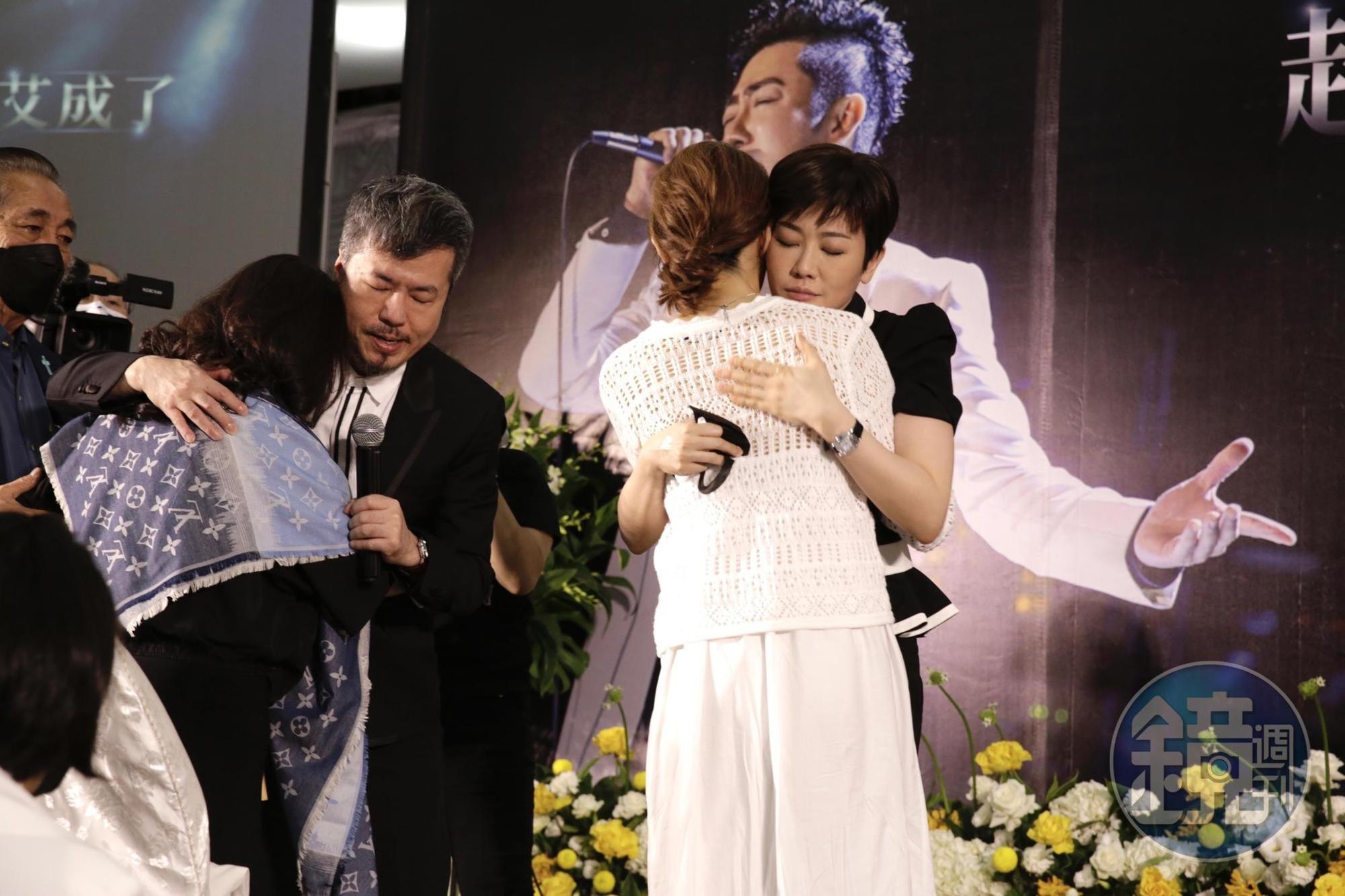 黃國倫和寇乃馨連夜製作十分的牌子。