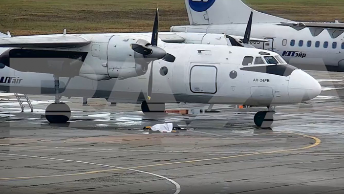 一名地勤人員在工作時，在一架飛機下方移動，疑似未注意，結果下秒被飛機螺旋槳擊中頭部當場死亡。（翻攝自推特）