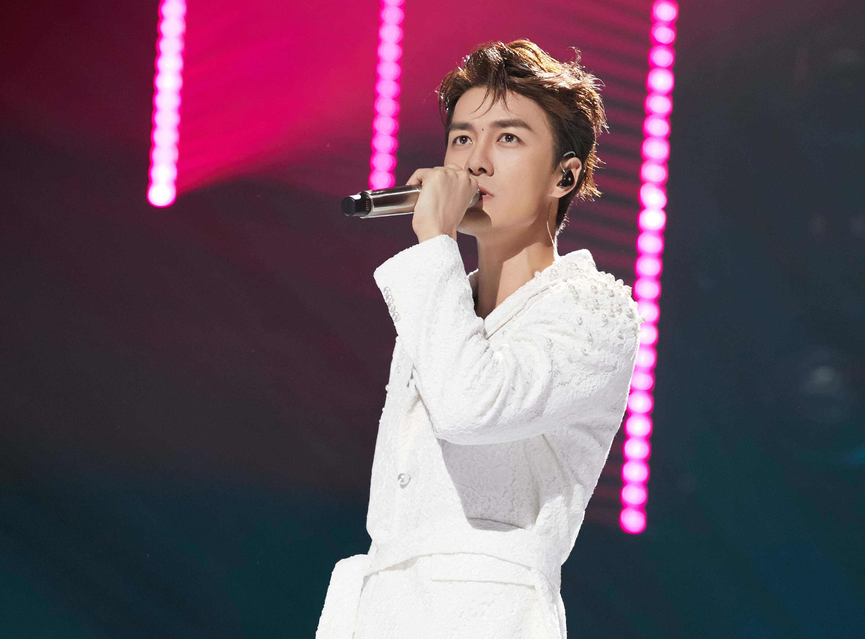 吳克群以一席白色帥氣西裝搭配代表作〈為你寫詩〉Remix版本驚豔全場。（和群娛樂提供）