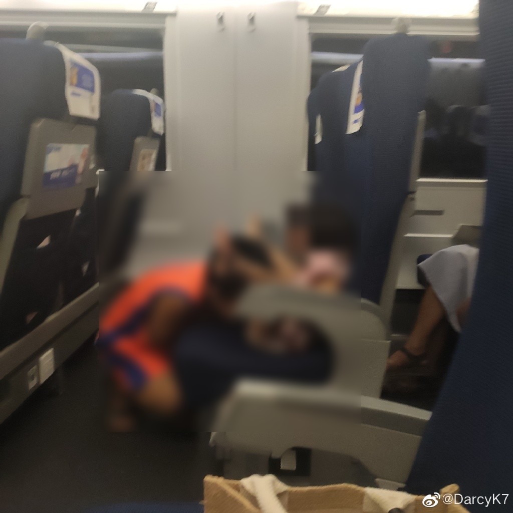 男童與女童應是親兄妹關係。（翻自微博）