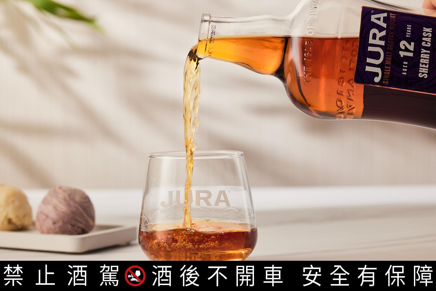 輕鬆飲用,搭配中秋節的各式糕點,合拍程度滿點,這個中秋就和親密的家人、三五好友一同共享。