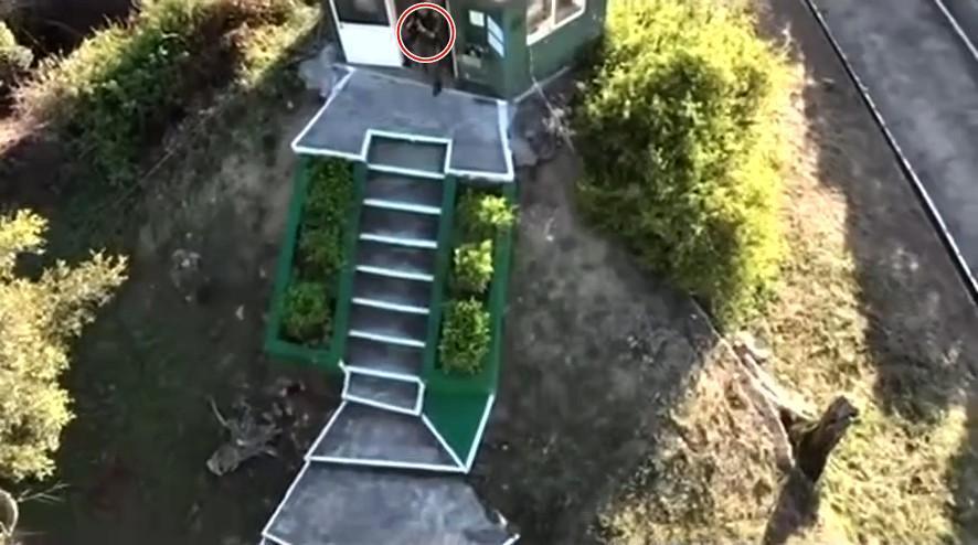 有一名軍人拿出步槍瞄準無人機後，畫面就突然中斷。（翻攝自記者爆料網）