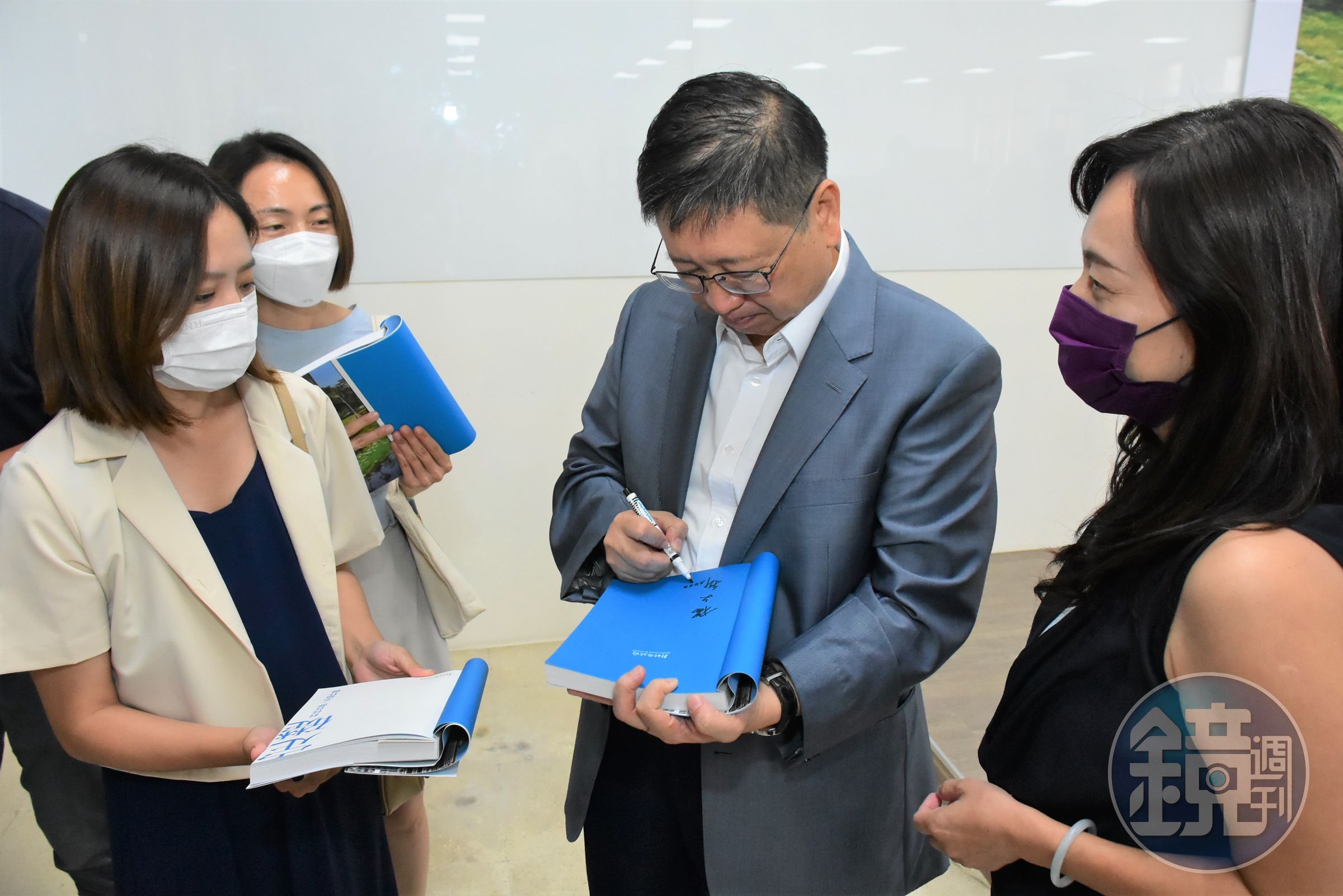 許多人購書後請縣長楊文科簽名。（讀者提供）
