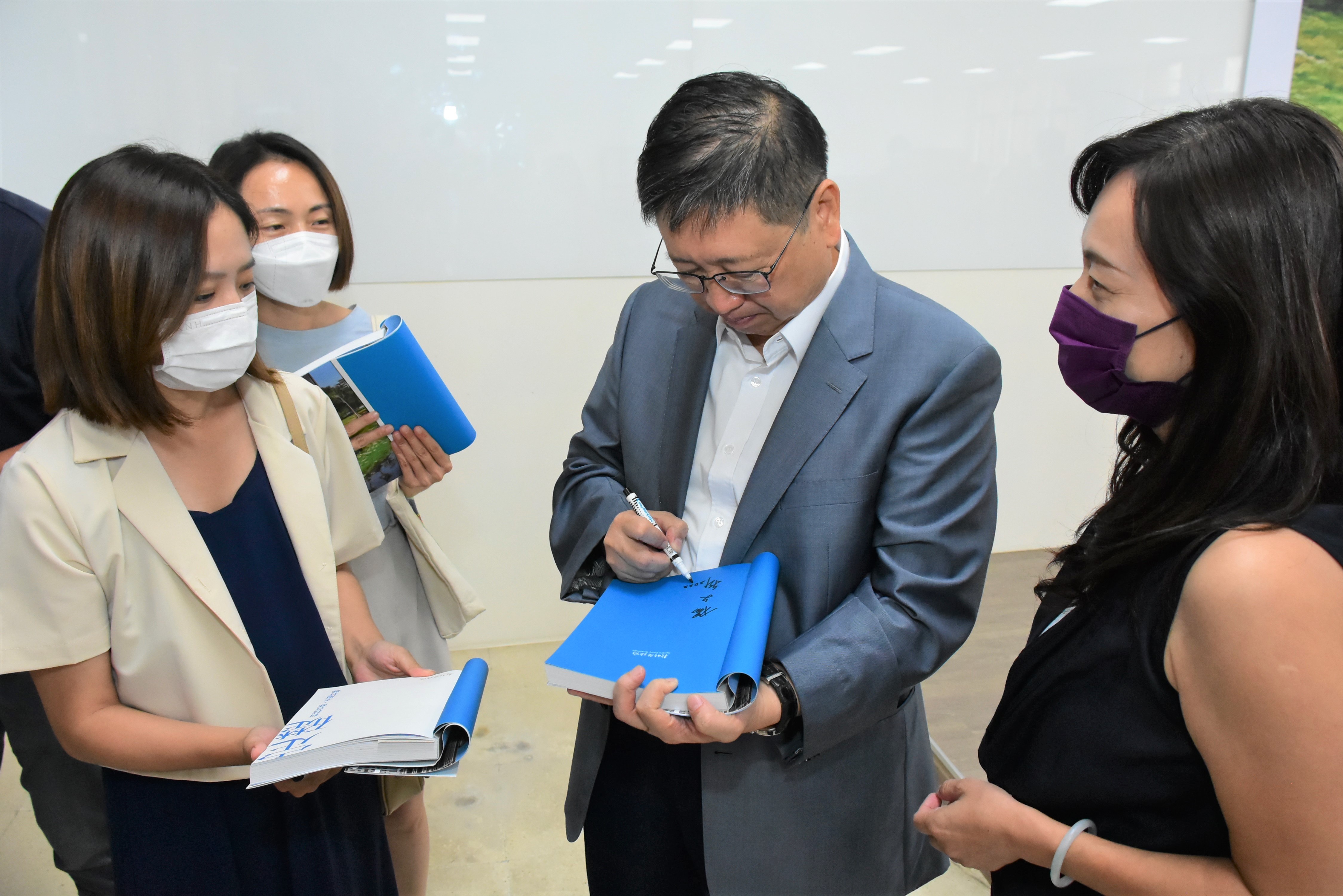 許多人購書後請縣長楊文科簽名。（讀者提供）