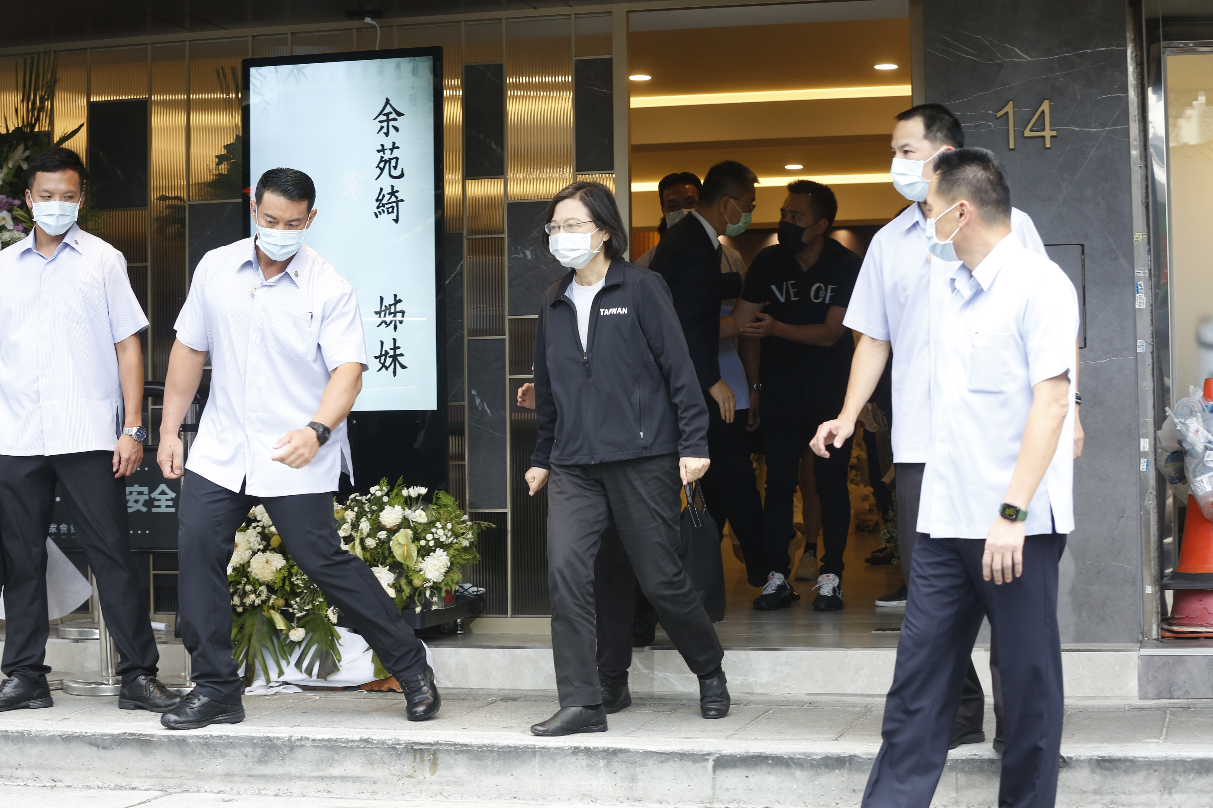 蔡英文今下午三點多身穿白衣黑外套、黑褲前往弔唁余苑綺。