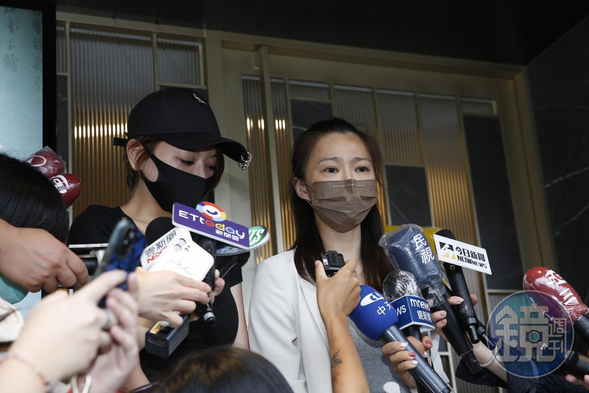 侯怡君和李妍瑾一同前來弔唁，兩人都相當感傷。