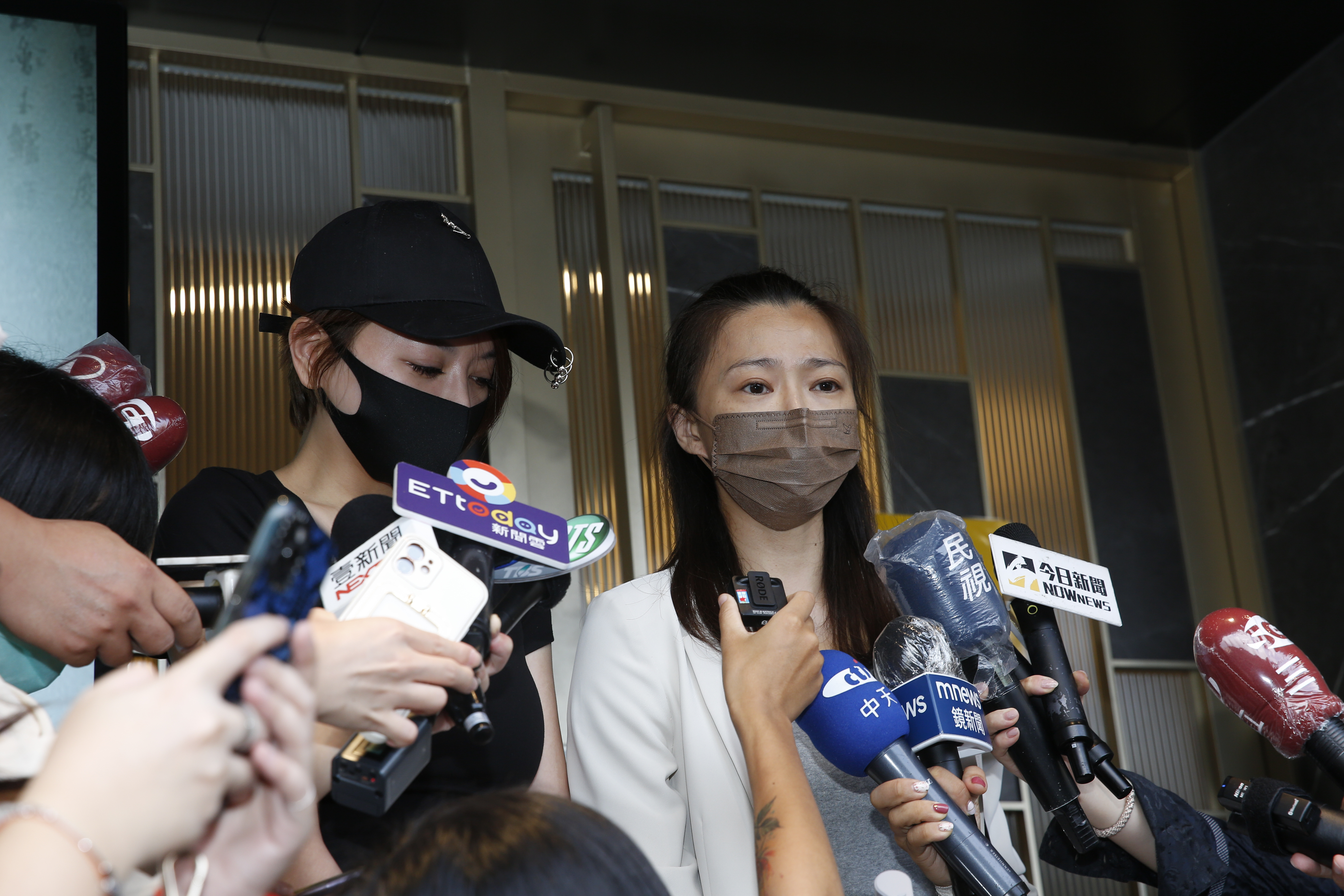 侯怡君和李妍瑾一同前來弔唁，兩人都相當感傷。