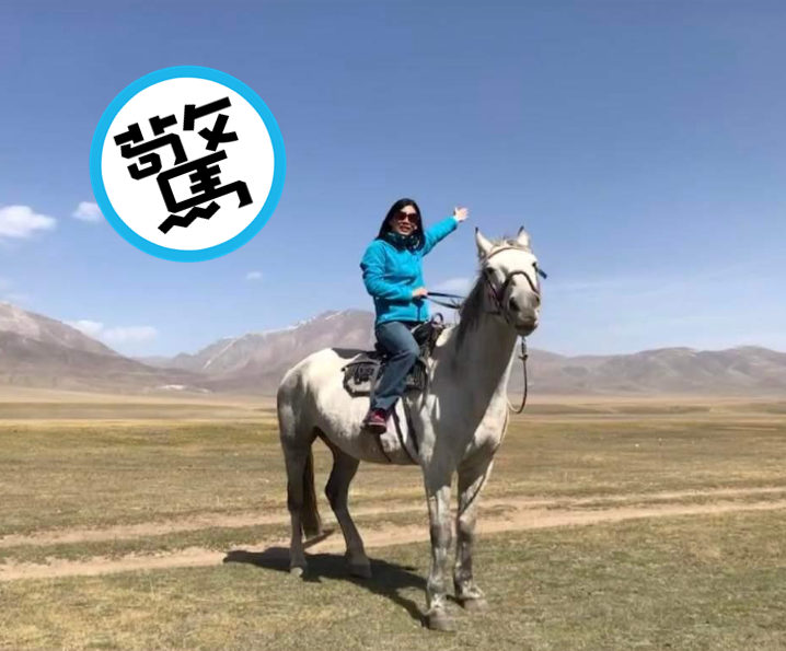 一名女子到新疆旅遊拍照，竟拍到一個黑色不明飛行物體（圖片：爆料公社臉書）  