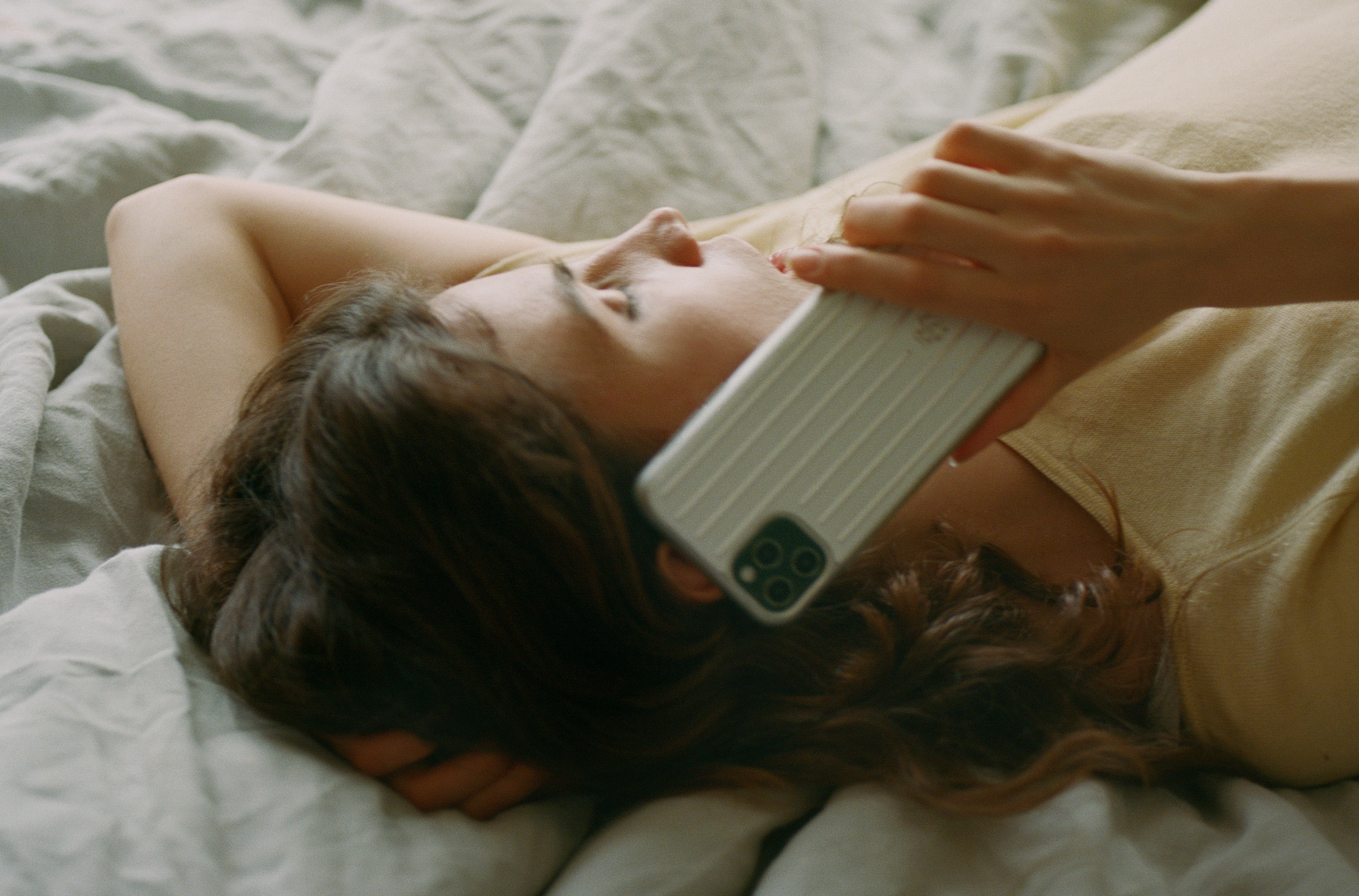 iPhone 13 Pro / Pro Max銀色手機保護殼。NT$4,800（美之心提供）