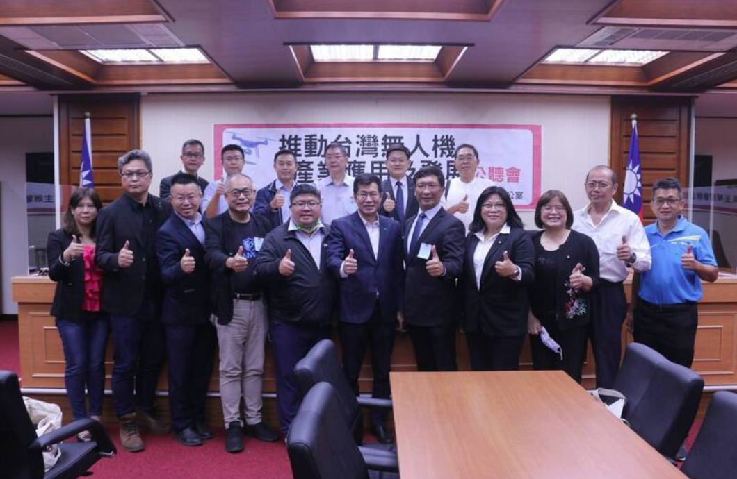 立委羅致政、陳明文、王美惠、吳玉琴與蔡易餘共同召開「推動台灣無人機產業應用與發展」公聽會，邀集產官學界和相關部會一同探討目前無人機產業所面臨的困境，以及政府能給予的協助。（蔡易餘辦公室提供）