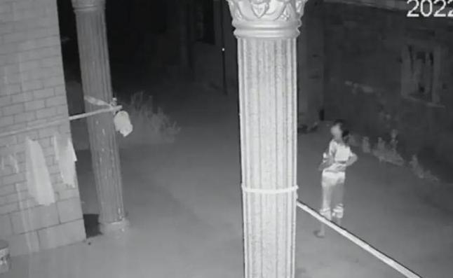 天氣炎熱人妻想開冷氣睡覺，但因婆婆節儉慣了，也限制媳婦不能開，甚至半夜偷觀察。（翻攝自微博）