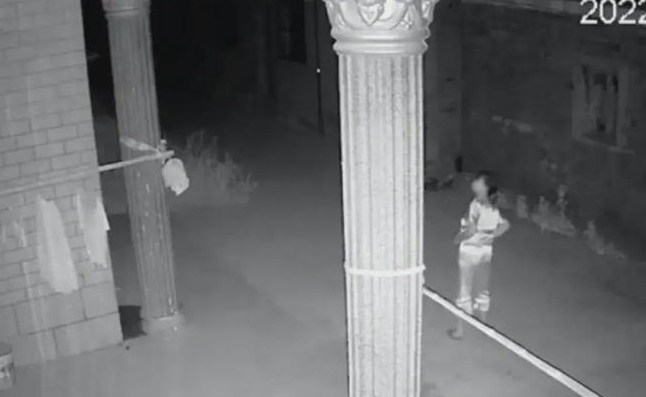 天氣炎熱人妻想開冷氣睡覺，但因婆婆節儉慣了，也限制媳婦不能開，甚至半夜偷觀察。（翻攝自微博）