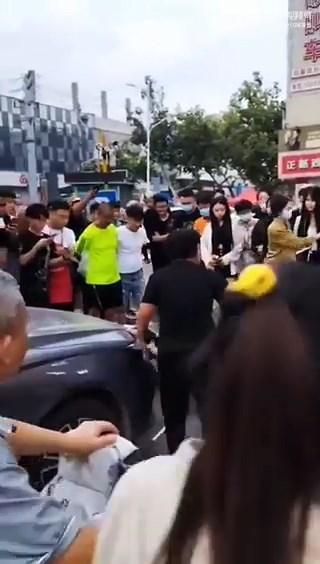 現場不少男鄉民只顧圍觀拍攝。(翻自推特)
