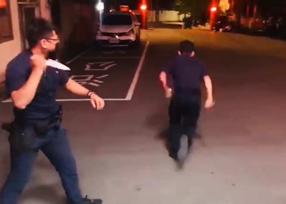 離職警員當初為警惕同仁拍攝的影片，如今因殺警案瘋傳，引起網友討論。（翻攝自臉書爆料公社）
