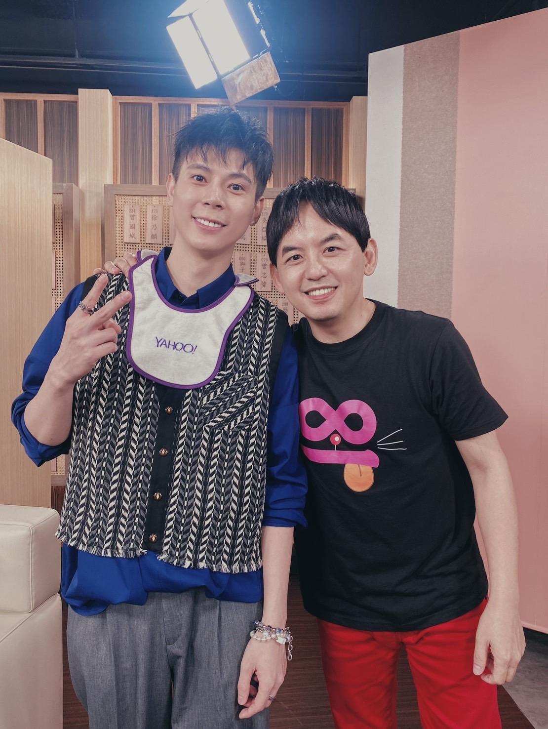 柯朋宇（左）上節目與黃子佼對談。（光與澈音樂提供）