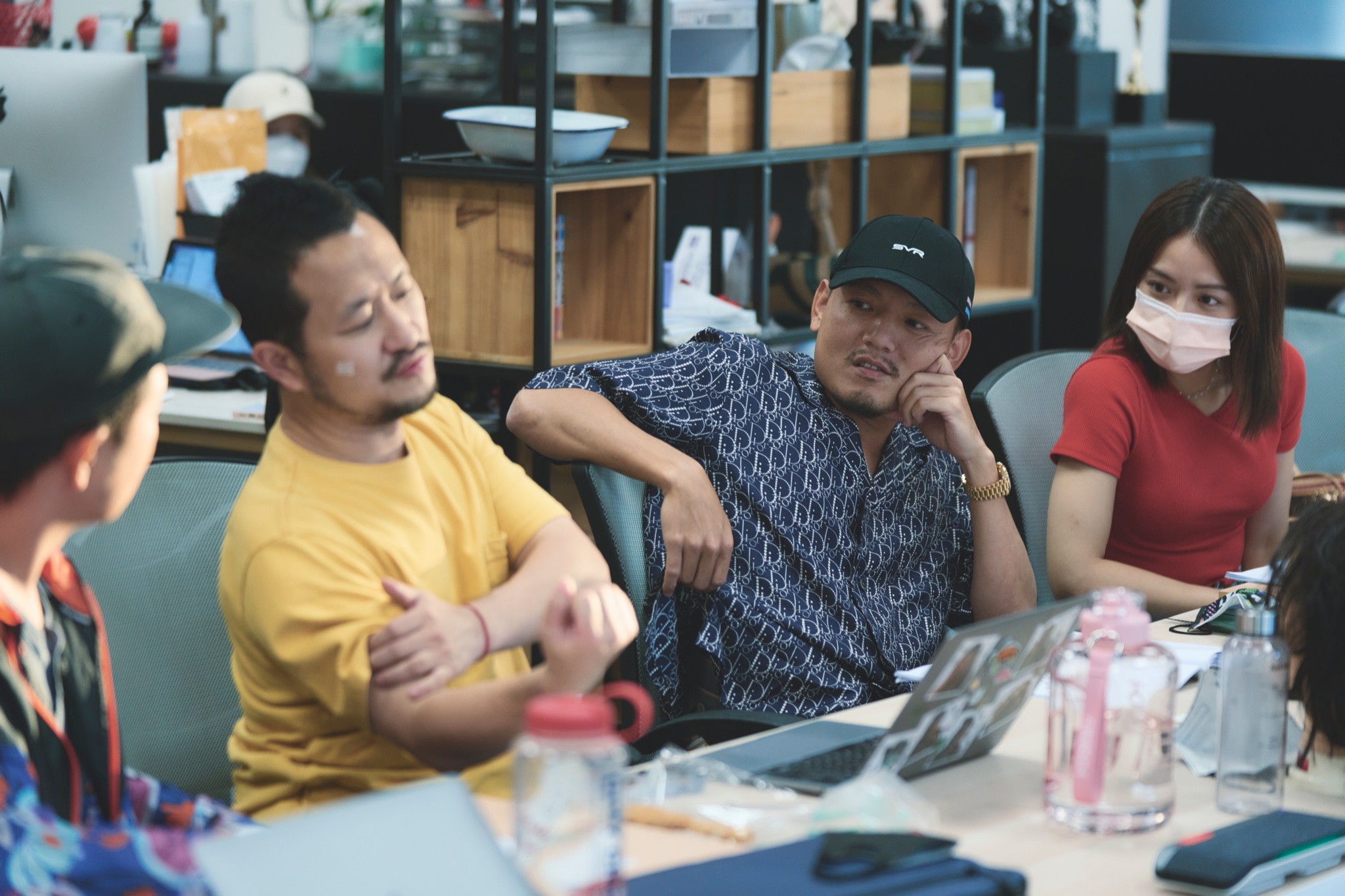 九把刀在臉書分享將開拍新片《請問，還有哪裡需要加強》讀本照片，將由玖壹壹的春風與宋芸樺分飾男女主角。（翻攝九把刀臉書）