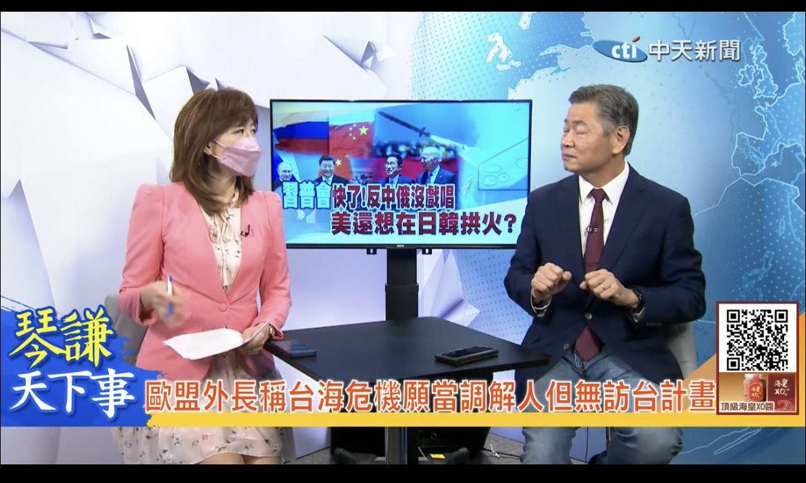 近日有網友網上爆料,指出中天女主播周玉琴(左)跟賴岳謙(右)已在8月時結婚。(網路照片)