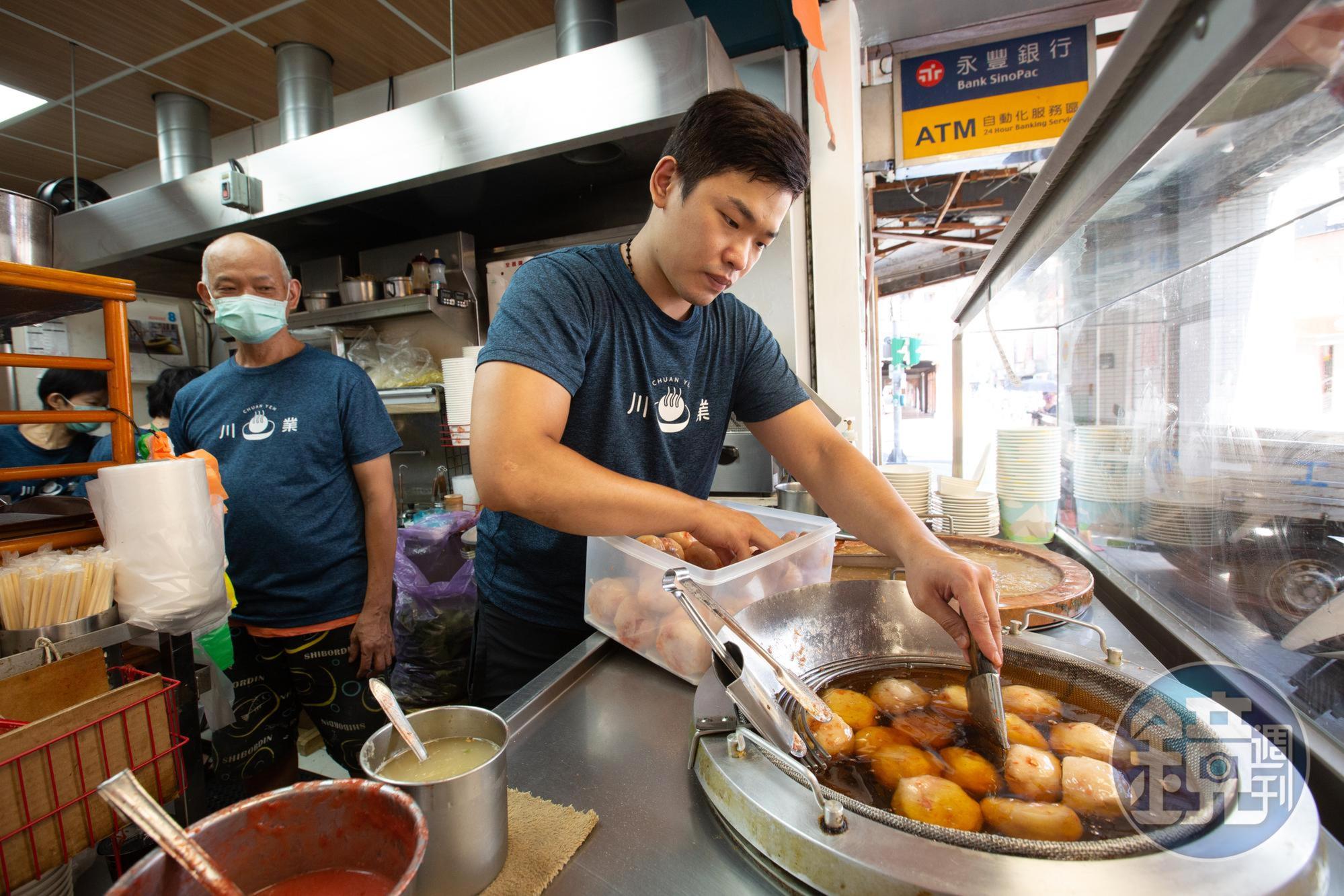 川業肉圓由第四代陳勁宏(右)接手後,父親陳明源(左)擔心客人仍不熟悉年輕面孔,推遲退休計畫跟兒子並肩作戰。