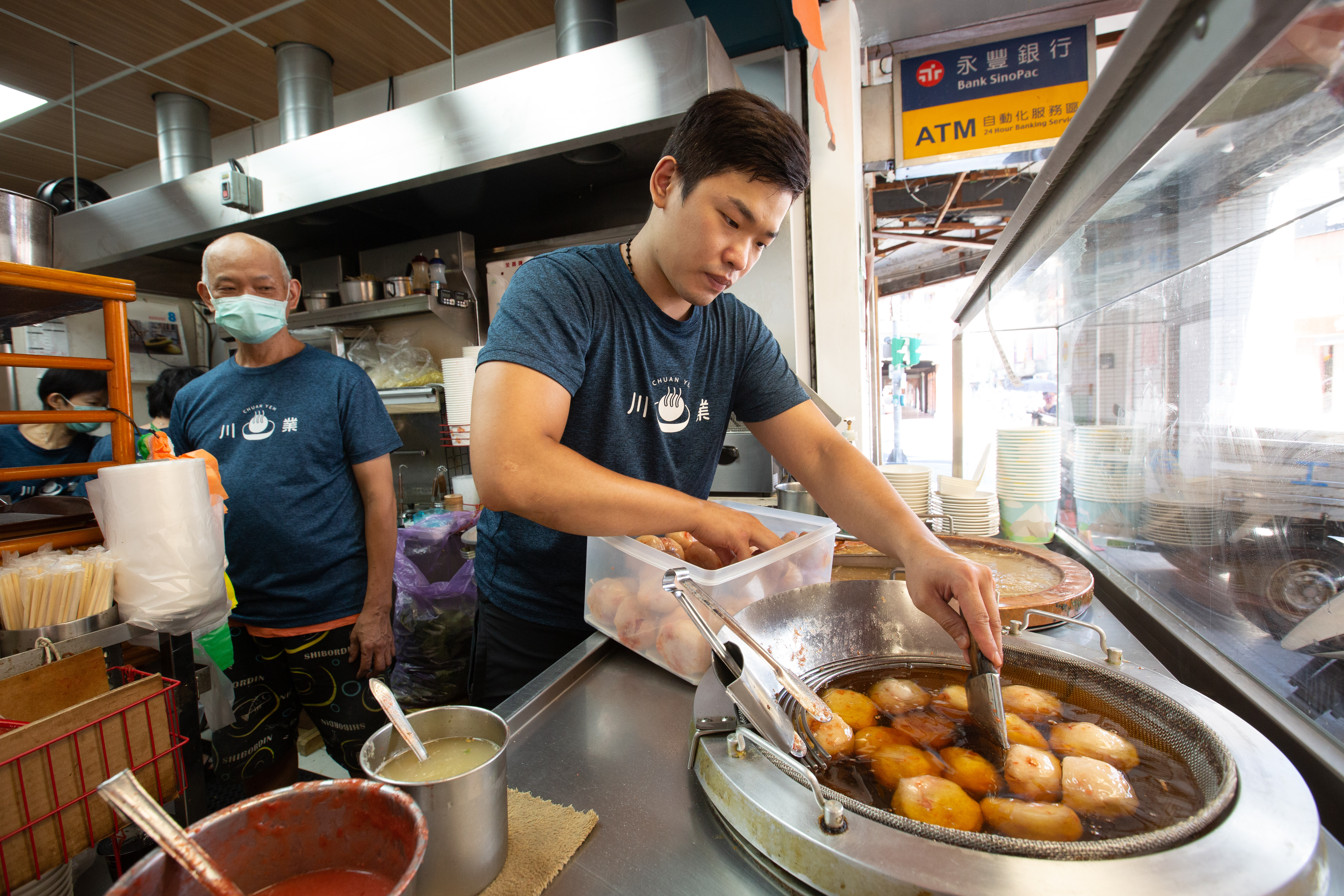 川業肉圓由第四代陳勁宏（右）接手後，父親陳明源（左）擔心客人仍不熟悉年輕面孔，推遲退休計畫跟兒子並肩作戰。