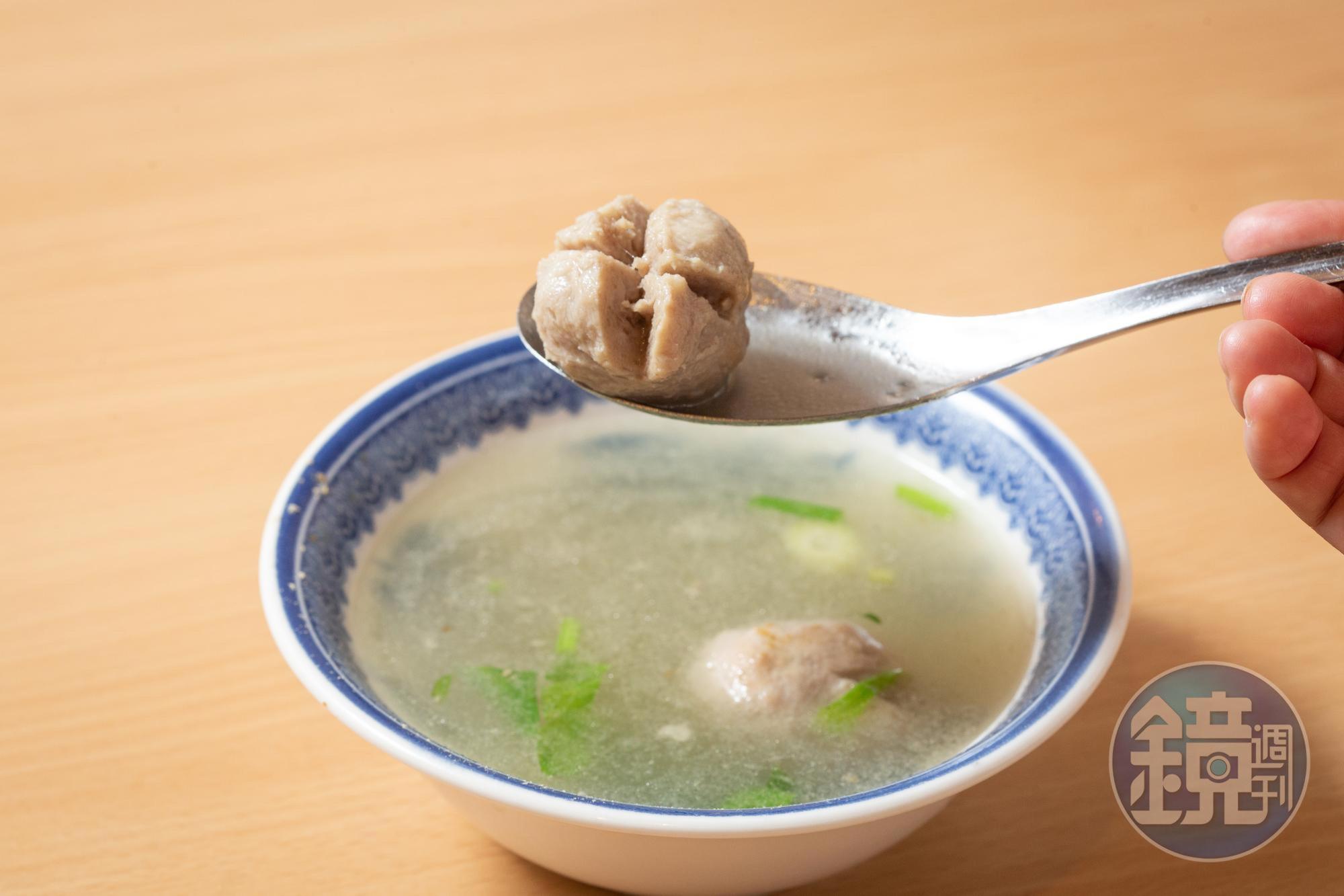 川業從創業以來就只賣自製的貢丸湯,肉感緊實。(30元/碗)