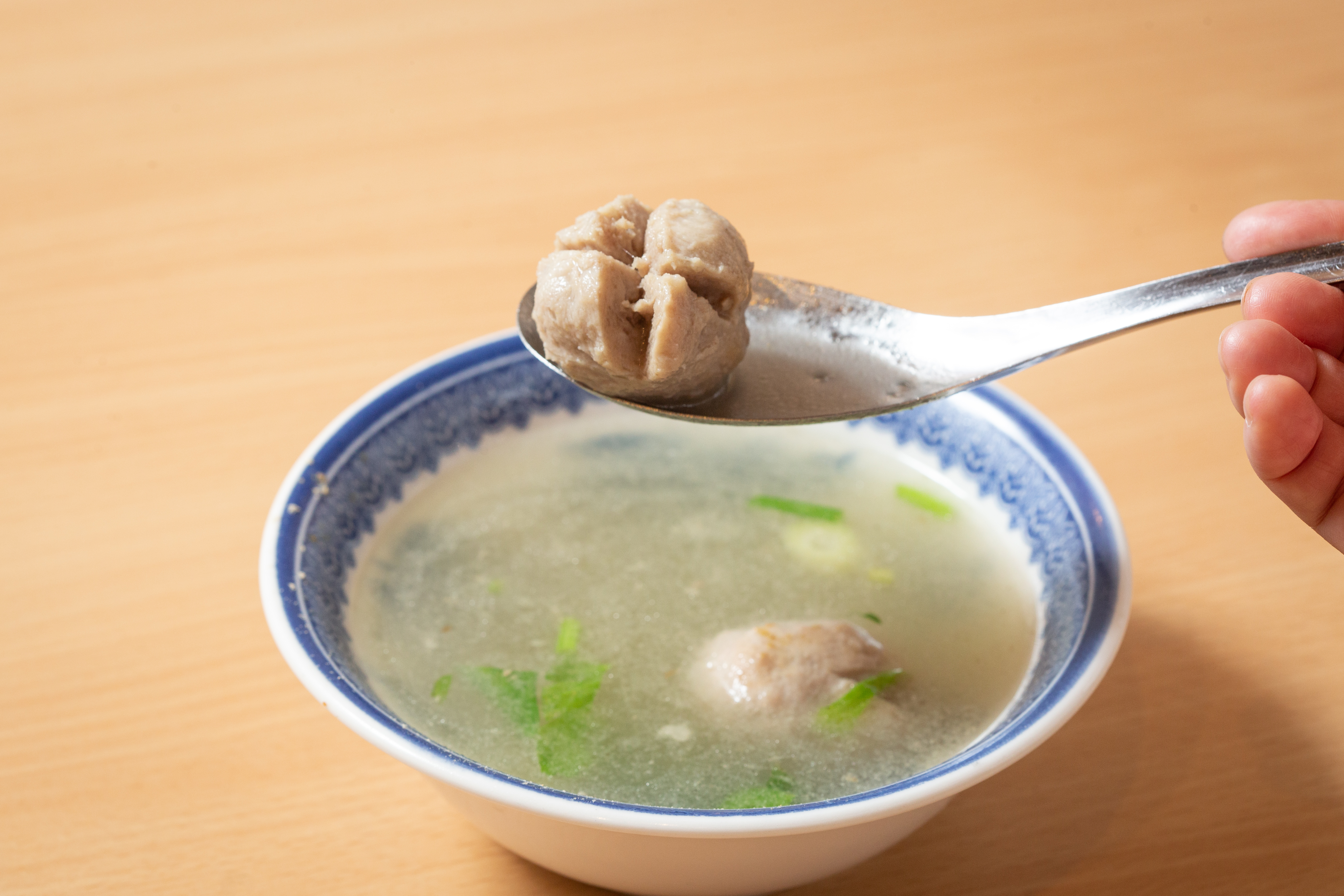 川業從創業以來就只賣自製的貢丸湯，肉感緊實。（30元／碗）