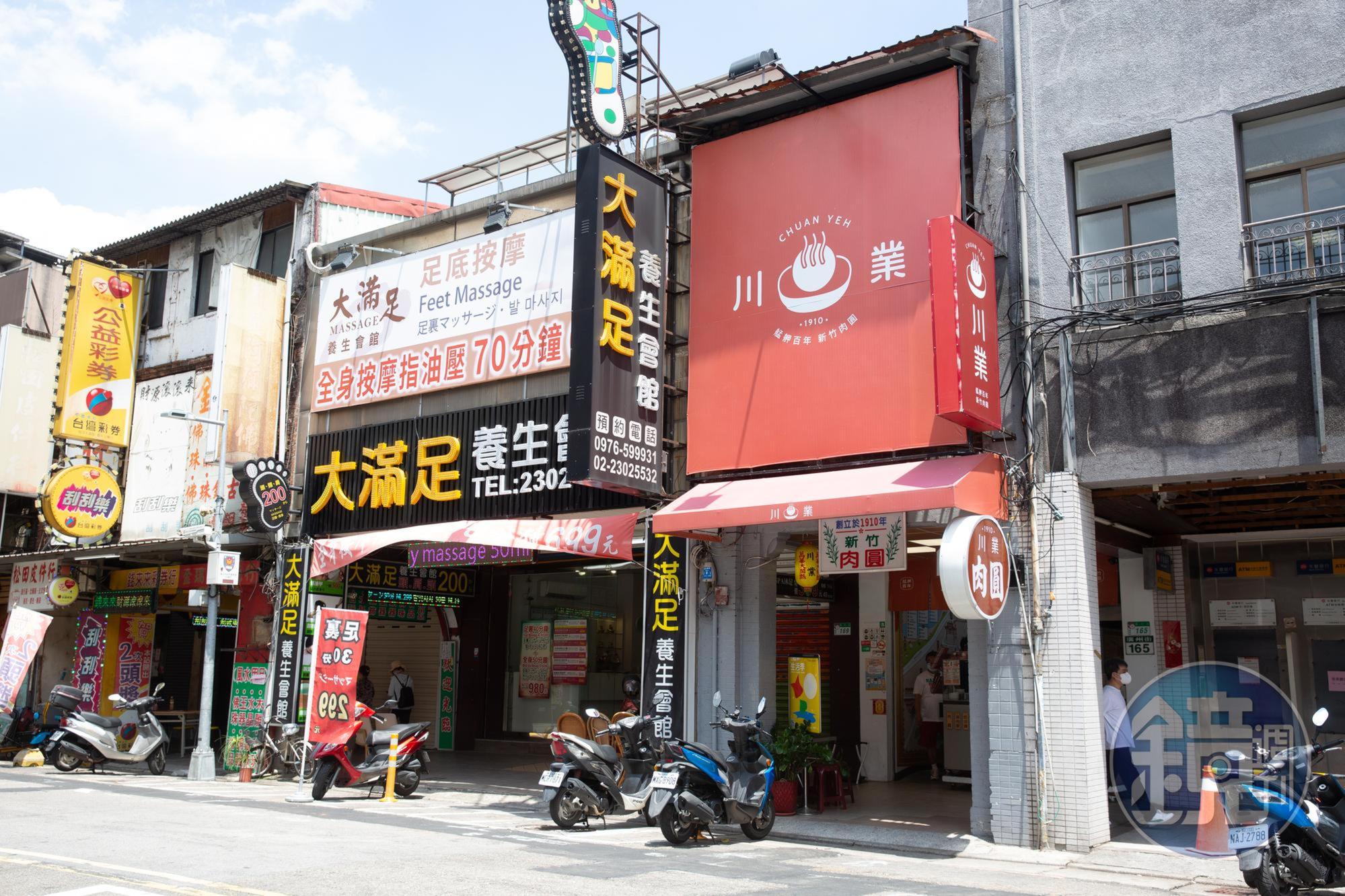 改名後的川業肉圓為防止客人認不得,將舊招牌「新竹肉圓」掛在店前。