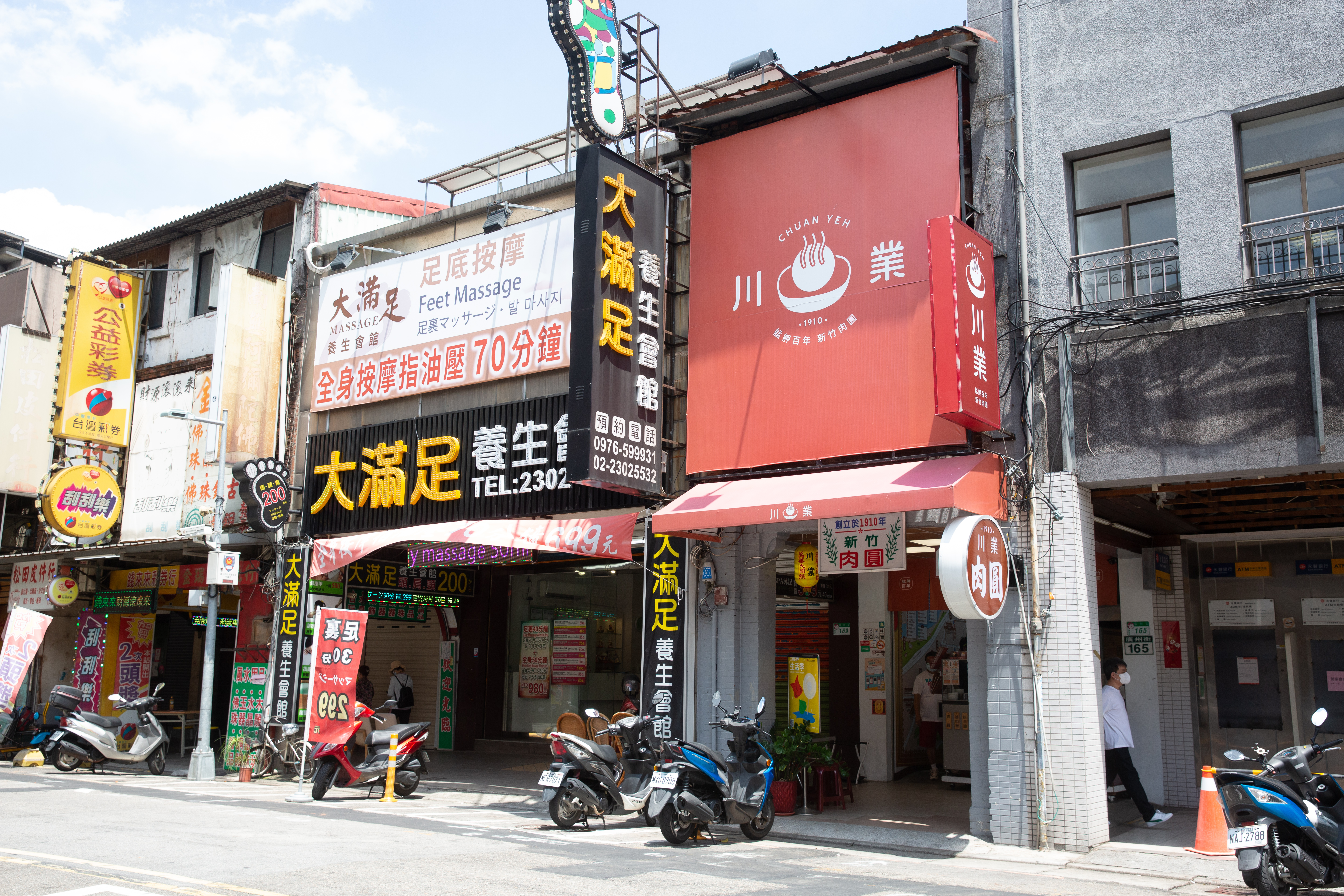 改名後的川業肉圓為防止客人認不得，將舊招牌「新竹肉圓」掛在店前。