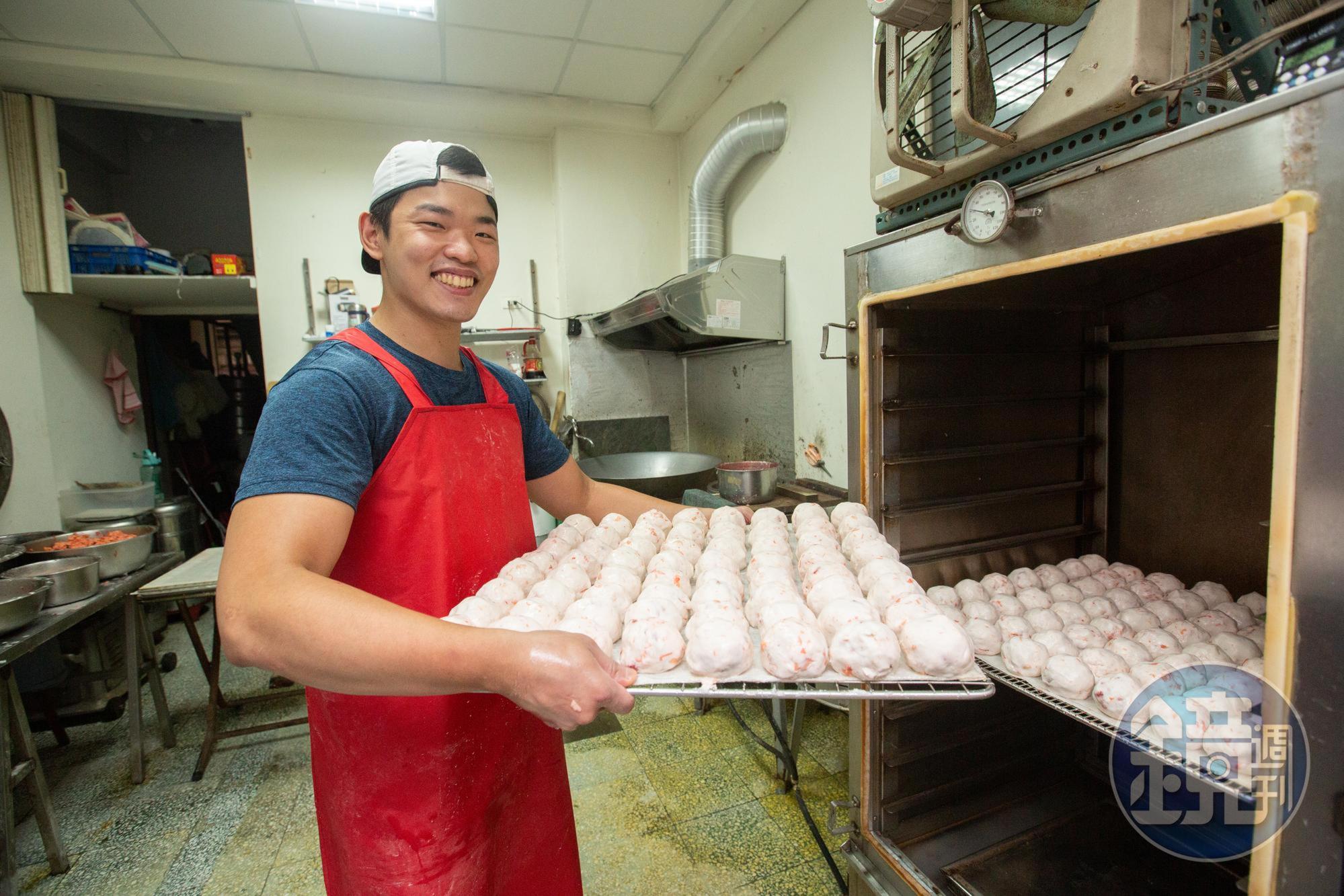 川業肉圓由第四代陳勁宏接手，繼續傳承純手工製作肉圓的傳統。