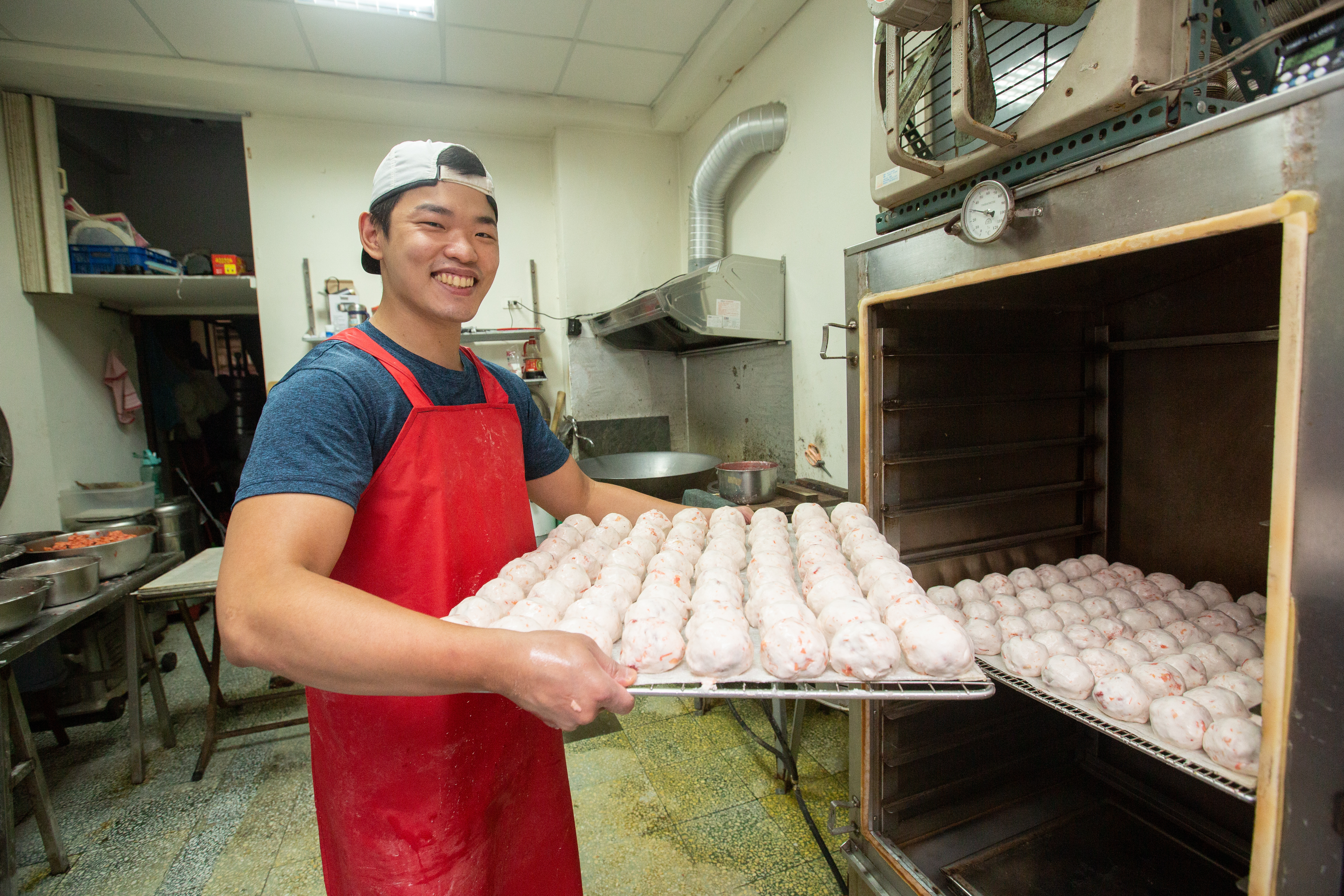 川業肉圓由第四代陳勁宏接手，繼續傳承純手工製作肉圓的傳統。