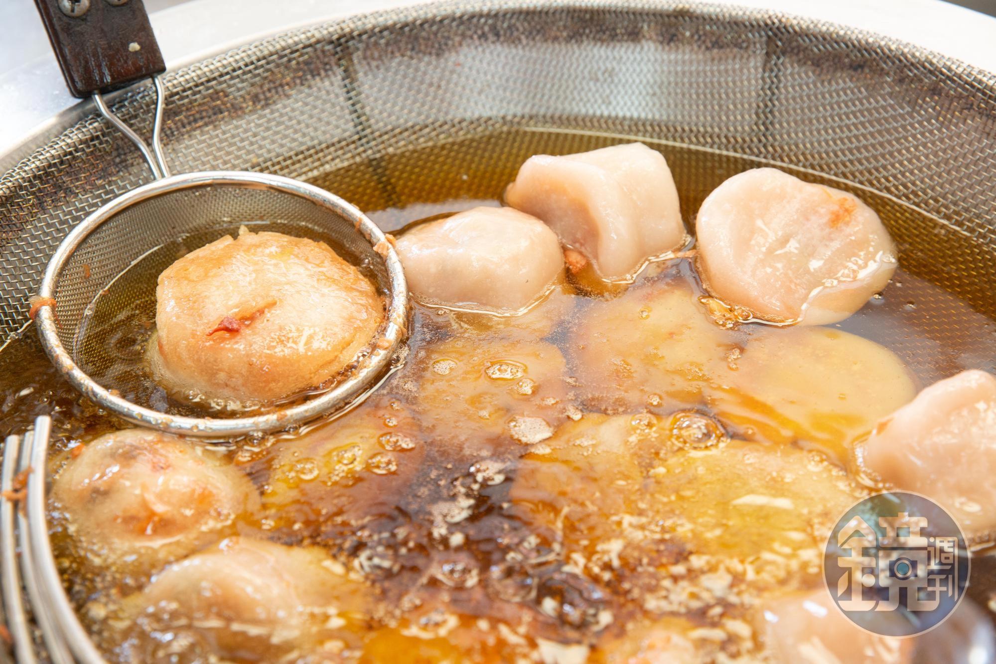 川業的紅糟肉圓是油泡路線，外皮微酥，香氣更濃。（45元／顆）