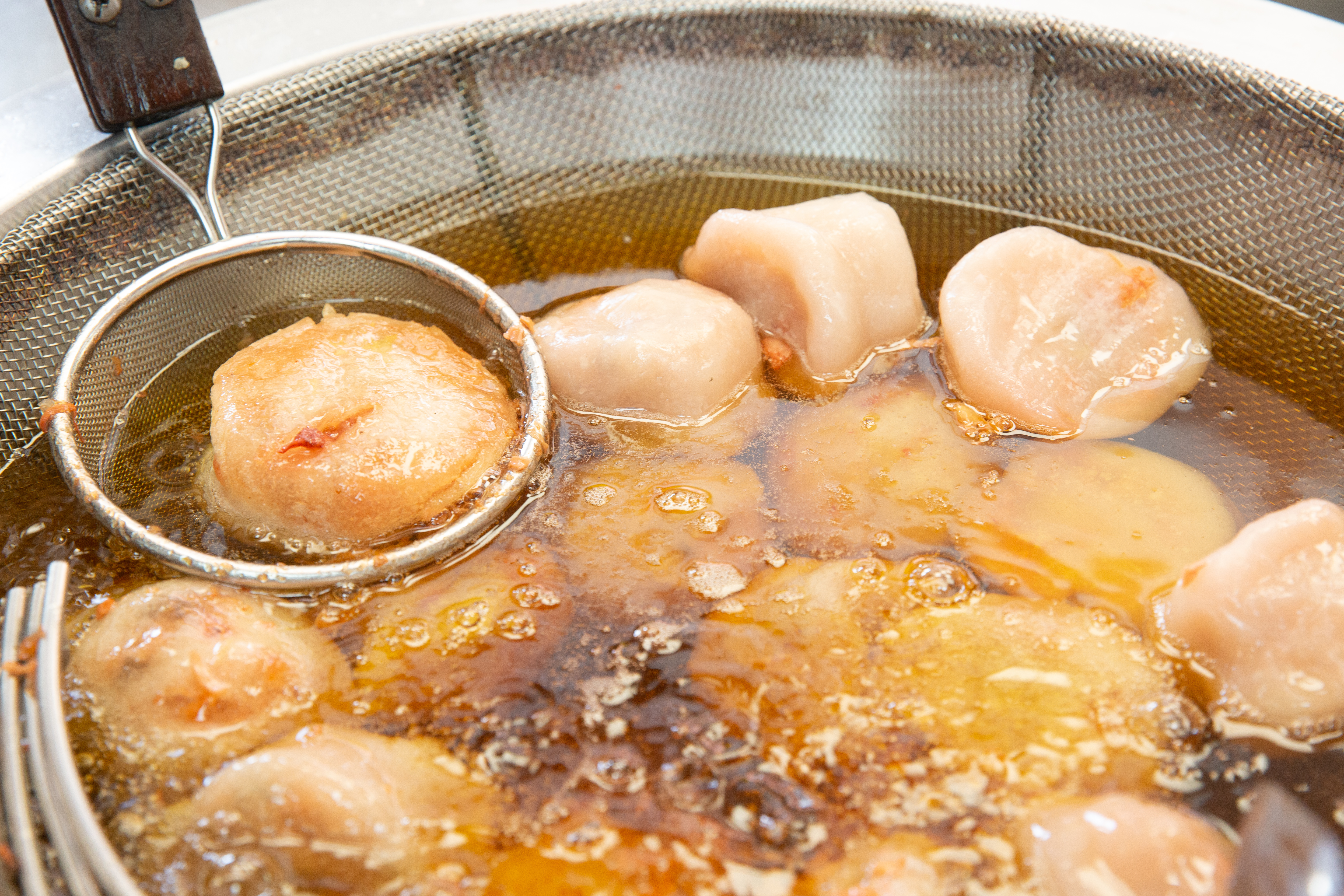 川業的紅糟肉圓是油泡路線，外皮微酥，香氣更濃。（45元／顆）