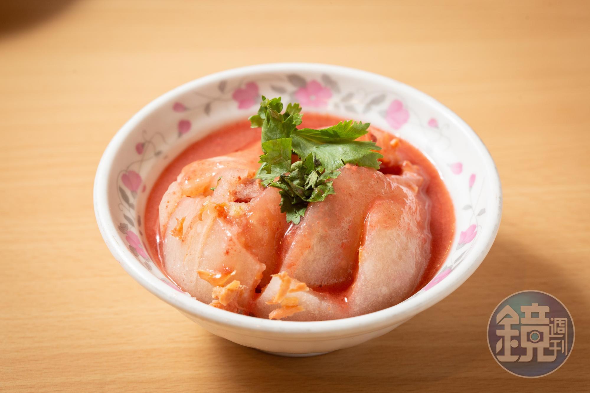 川業主打紅糟肉圓，包入後腿肉、鳳尾筍和香菇，皮Q內餡紮實，有淡淡甘甜。（45元／顆）