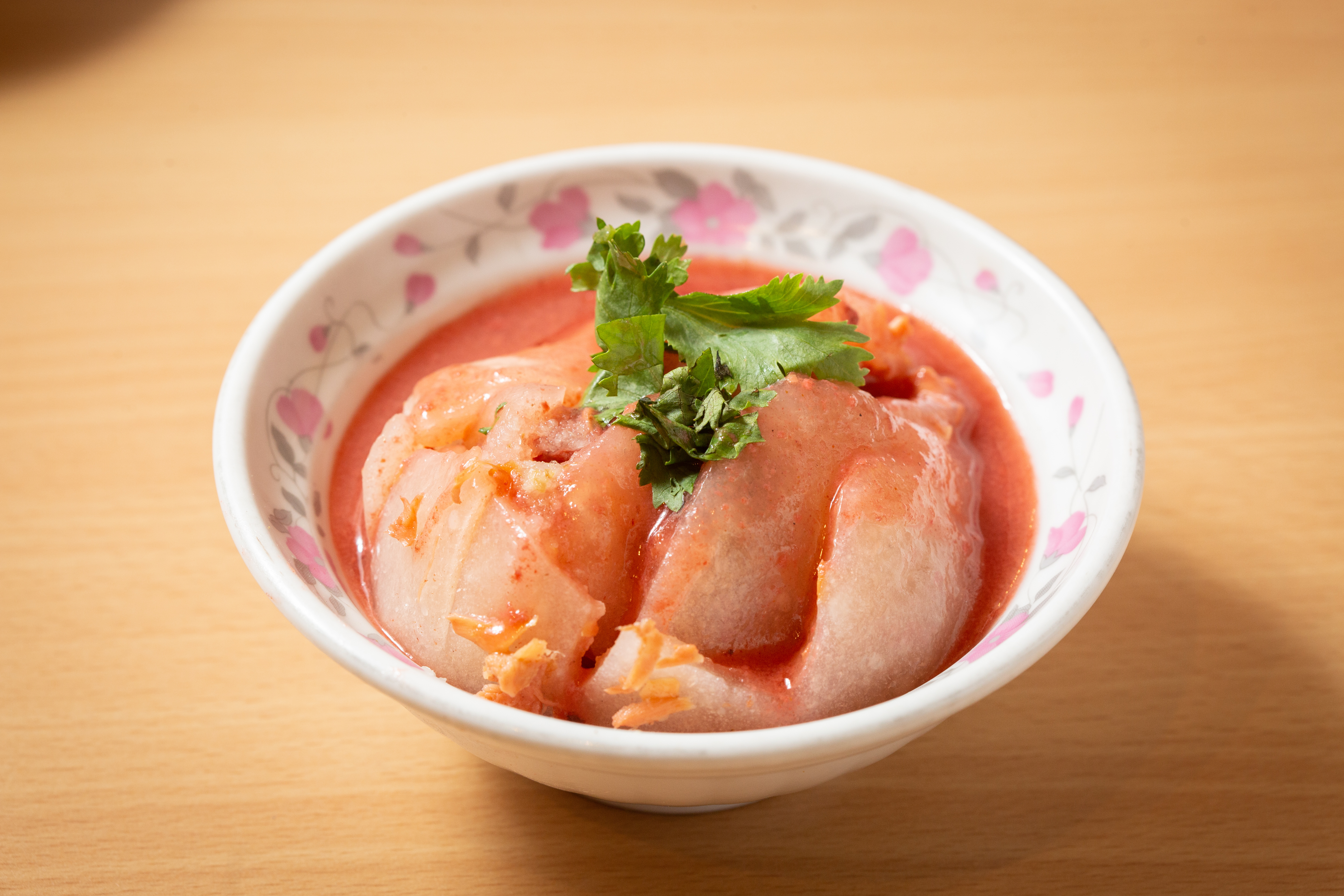 川業主打紅糟肉圓，包入後腿肉、鳳尾筍和香菇，皮Q內餡紮實，有淡淡甘甜。（45元／顆）