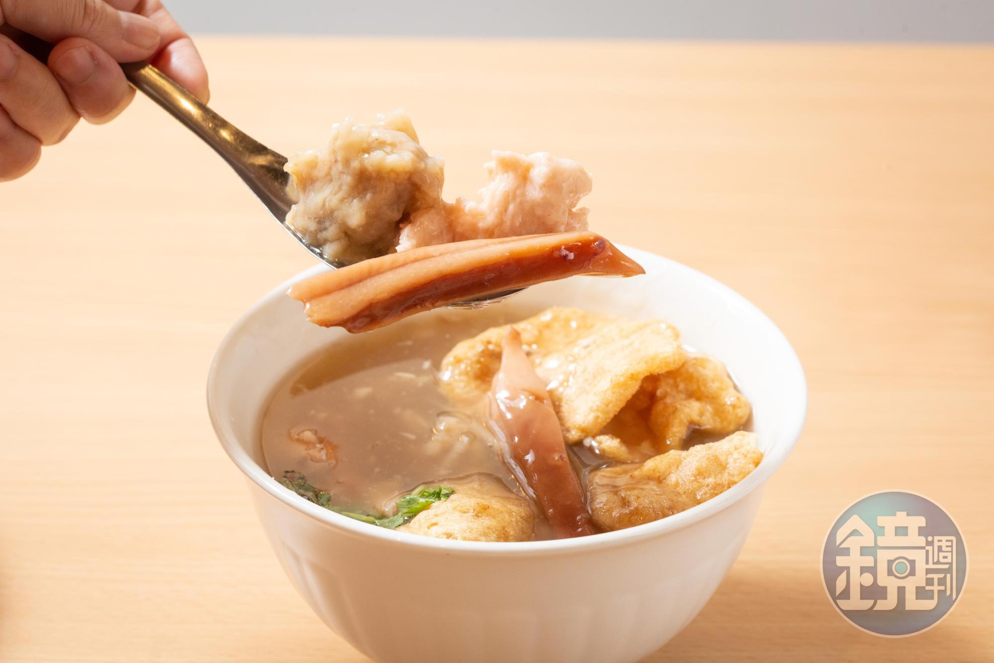 川業的綜合羹集結了自製的肉羹、蝦仁羹，以及魚酥、魷魚，料多澎湃。（70元/小，90元/大）