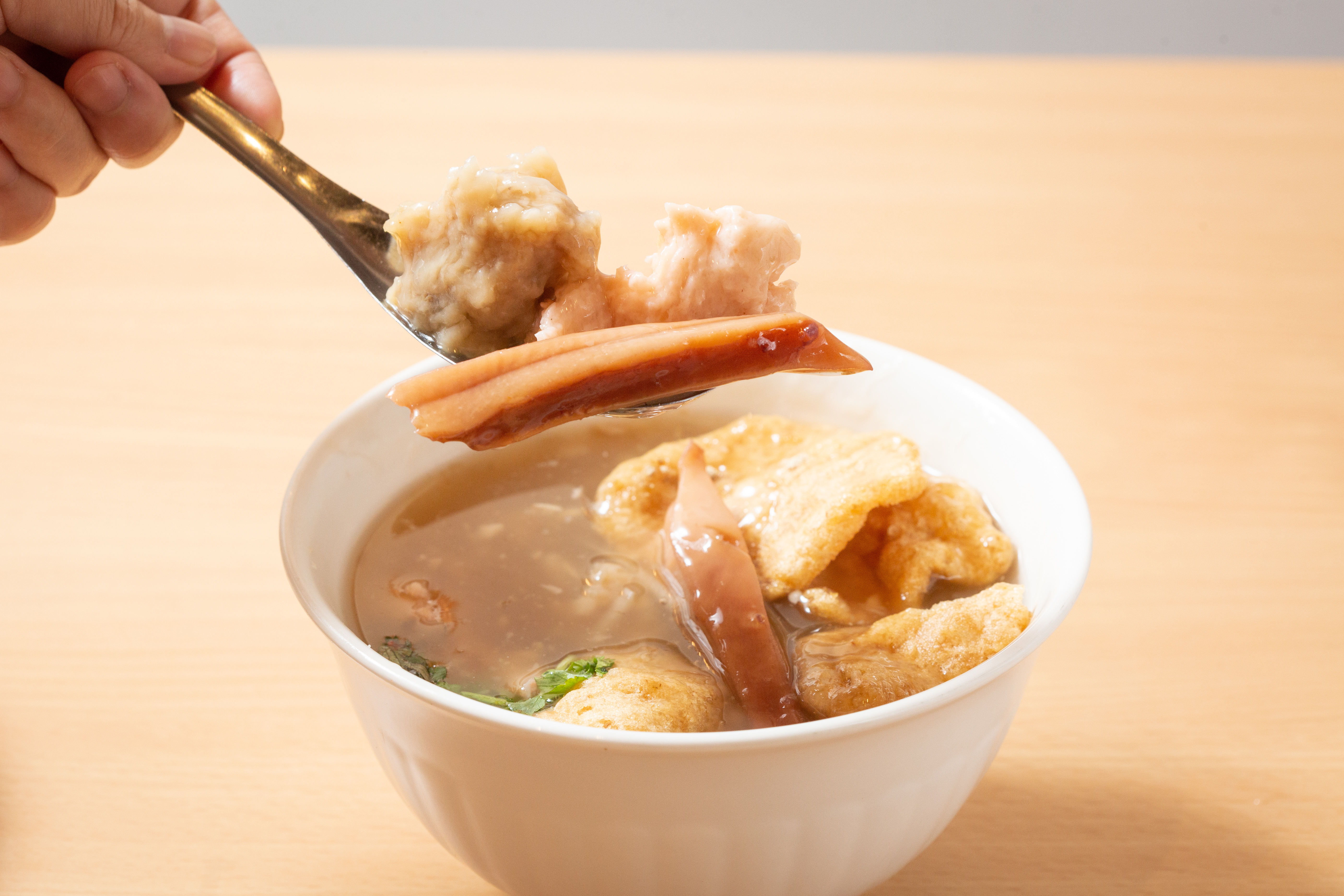 川業的綜合羹集結了自製的肉羹、蝦仁羹，以及魚酥、魷魚，料多澎湃。（70元/小，90元/大）