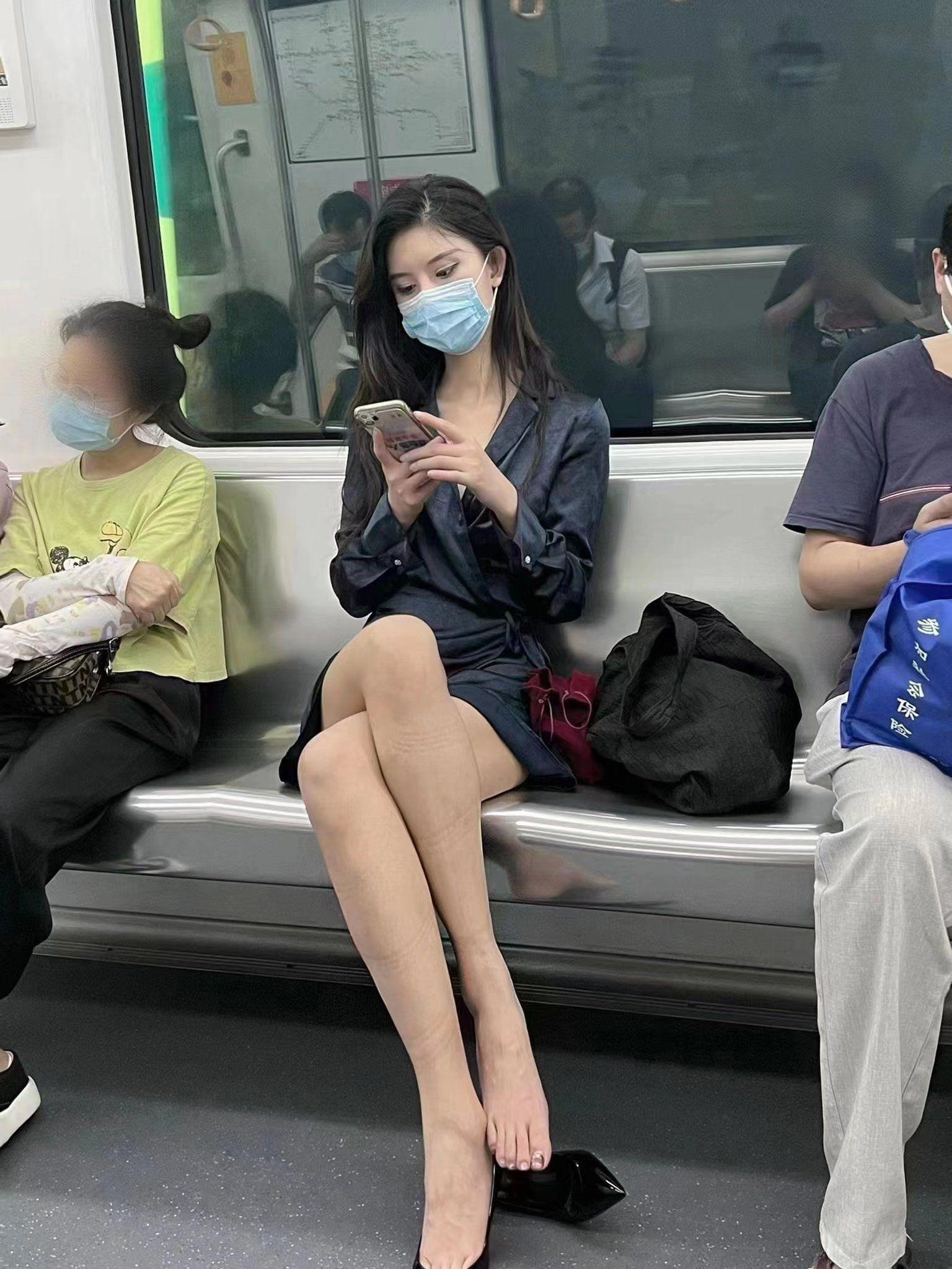 一名OL因高顏值加上一雙逆天長腿上有神祕繩痕掀起討論。（翻攝自爆廢公社公開版）