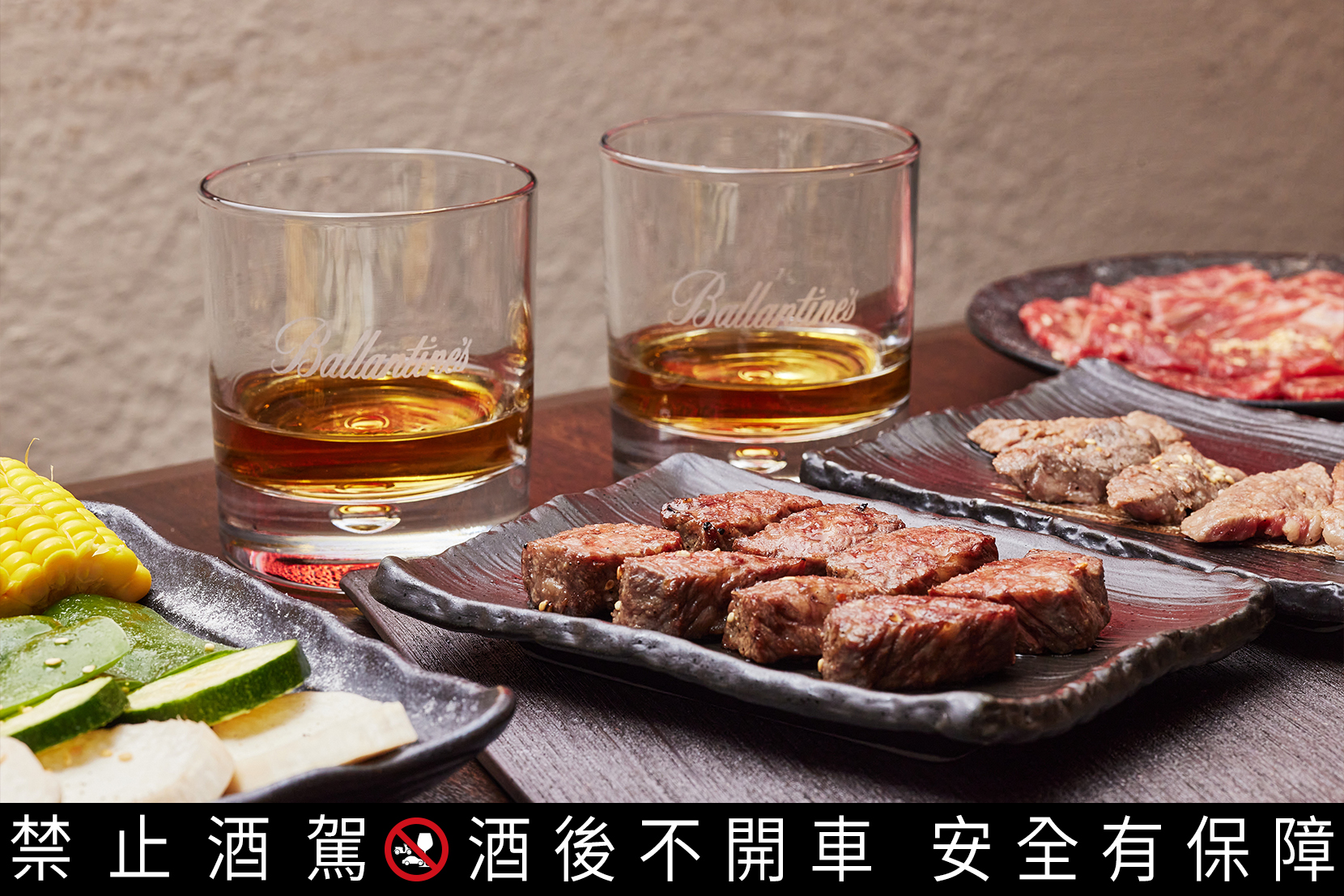 「胡同燒肉」每盤端上桌的肉品，都經過層層關卡，手工精修去蕪存菁，就像百齡罈追求花費時間在值得的事物上，才能締造無可挑剔的美好！