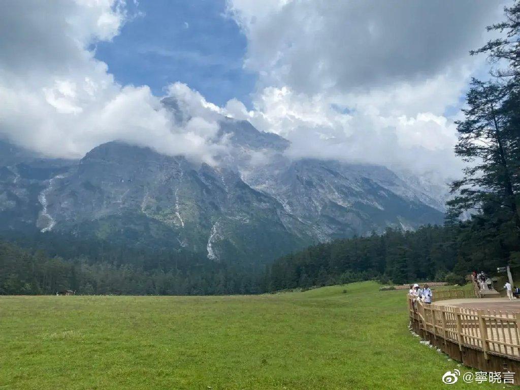 有網友指出，玉龍雪山風景區的景色相當美麗，但也是「當地人殉情的地方」。（翻自微博）