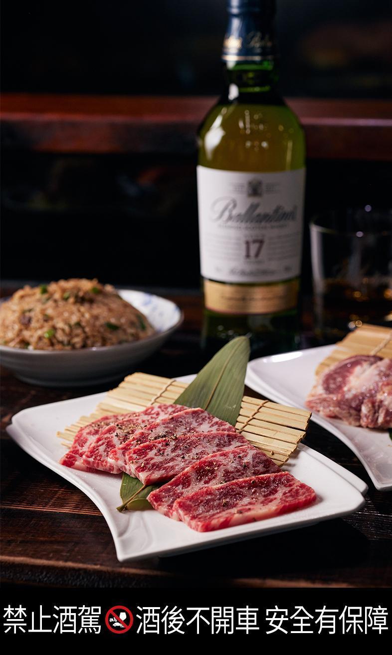 「吳桑燒肉」堅持手工去除多餘肉筋，維持燒烤後的適口性，和百齡罈對於風味超凡的追求，如出一轍。