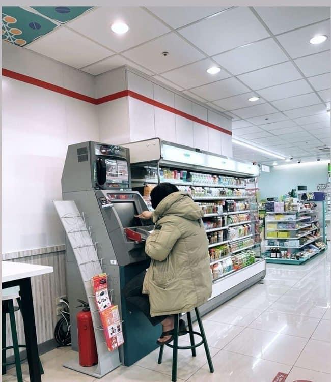 有網友貼出這張照片，開玩笑稱：「幫她拿個椅子，讓她可以用更久啊！」（翻攝「爆怨公社」）