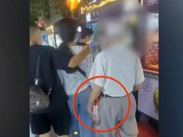 變態阿公一路狂摸，專挑年輕妹子下手！影片曝光太噁心。（翻自微博）