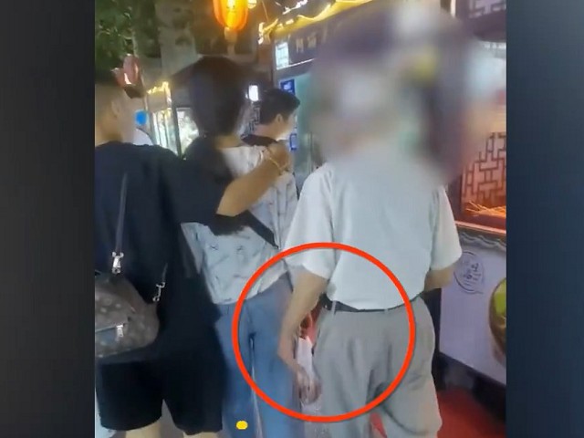 變態阿公一路狂摸，專挑年輕妹子下手！影片曝光太噁心。（翻自微博）