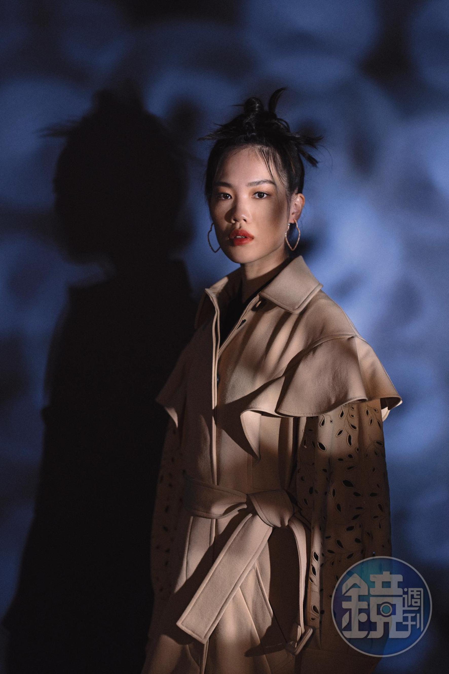 駝色英式刺繡風衣 NT$192,900 by Chloé；黑色合身上衣 價格店洽 by BALENCIAGA；幾何環形耳環 NT$6,700 by APM MONACO。