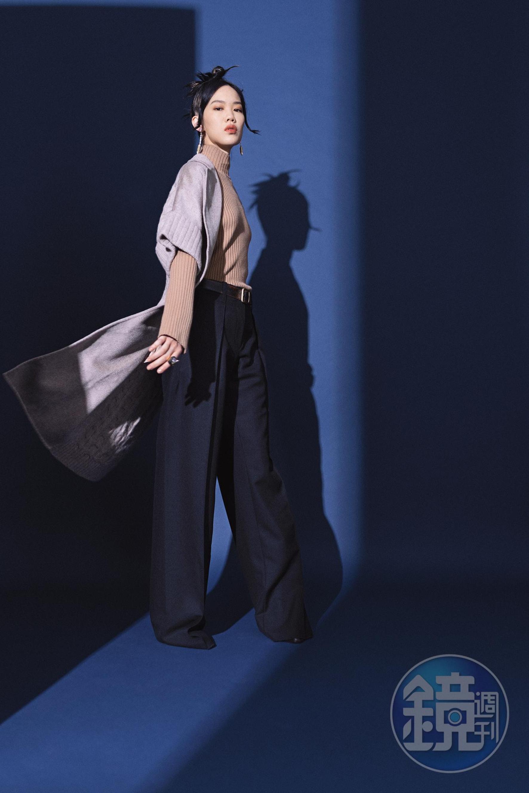 異材質拼接外套 NT$118,800 by Max Mara；駝色針織上衣 NT$39,100 by Chloé；黑色棉質寬褲 NT$36,900 by Salvatore Ferragamo；GANCINI拉鍊皮革黑色厚底靴 NT$44,900 by Salvatore Ferragamo；Codex珍珠耳環 各NT$5,000 by APM MONACO；納帕皮革腰帶 NT$19,000 by MIU MIU；Numina戒指 NT$8,000 by SWAROVSKI。