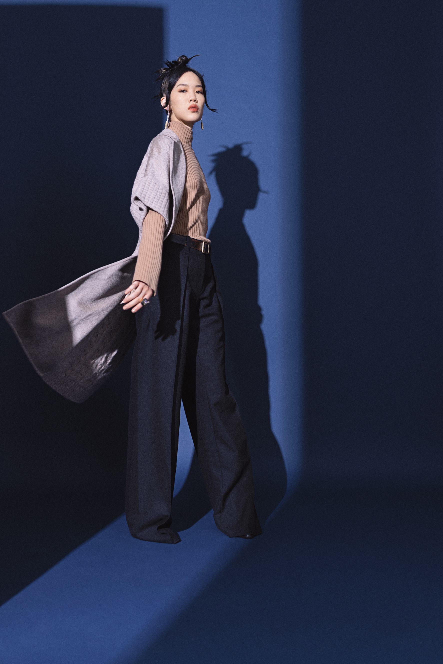 異材質拼接外套 NT$118,800 by Max Mara；駝色針織上衣 NT$39,100 by Chloé；黑色棉質寬褲 NT$36,900 by Salvatore Ferragamo；GANCINI拉鍊皮革黑色厚底靴 NT$44,900 by Salvatore Ferragamo；Codex珍珠耳環 各NT$5,000 by APM MONACO；納帕皮革腰帶 NT$19,000 by MIU MIU；Numina戒指 NT$8,000 by SWAROVSKI。