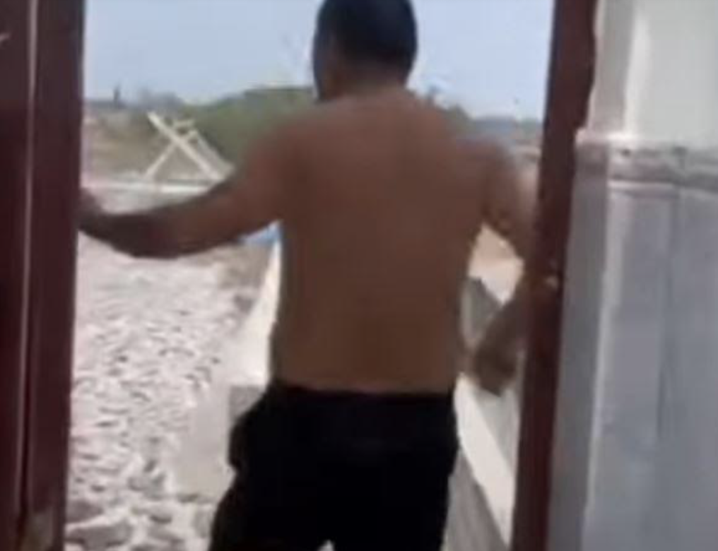 男子外出15天後回到家裡，衝到頂樓驚見平日養的觀賞魚全變成「滿地小魚乾」。（翻攝《極目新聞》）