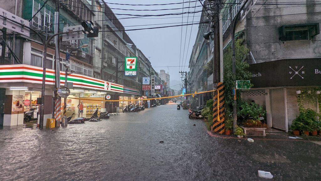 新北市多處傳出淹水狀況，市府災害應變中心則緊急強化三級開設。（新北市消防局提供）