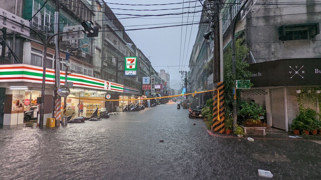 新北市多處傳出淹水狀況，市府災害應變中心則緊急強化三級開設。（新北市消防局提供）