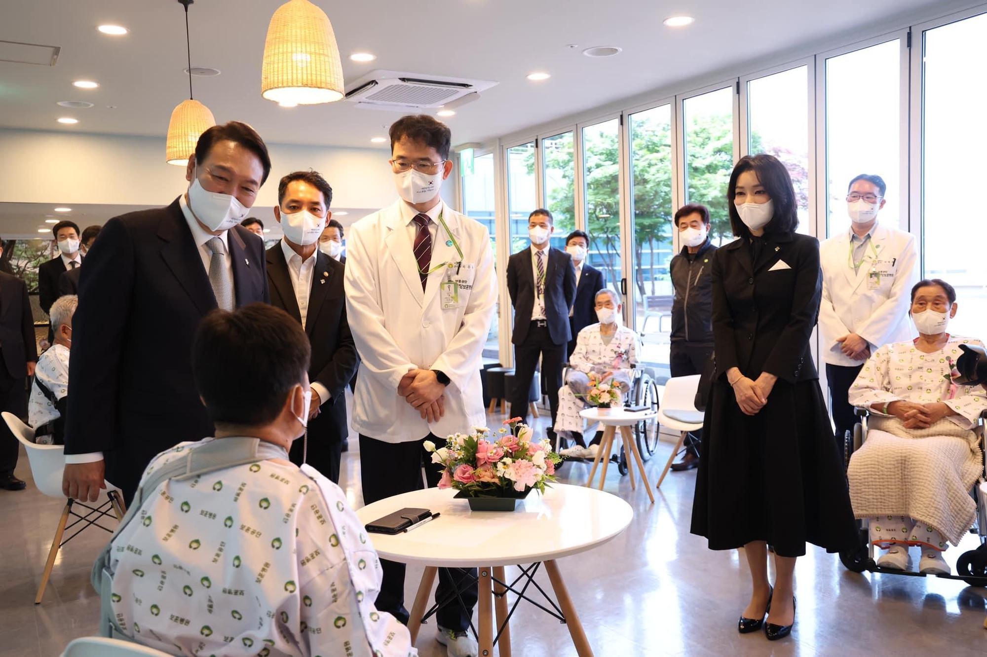 南韓總統尹錫悅和夫人金建希行程近日被粉絲後援會曝光。(翻攝尹錫悅臉書)