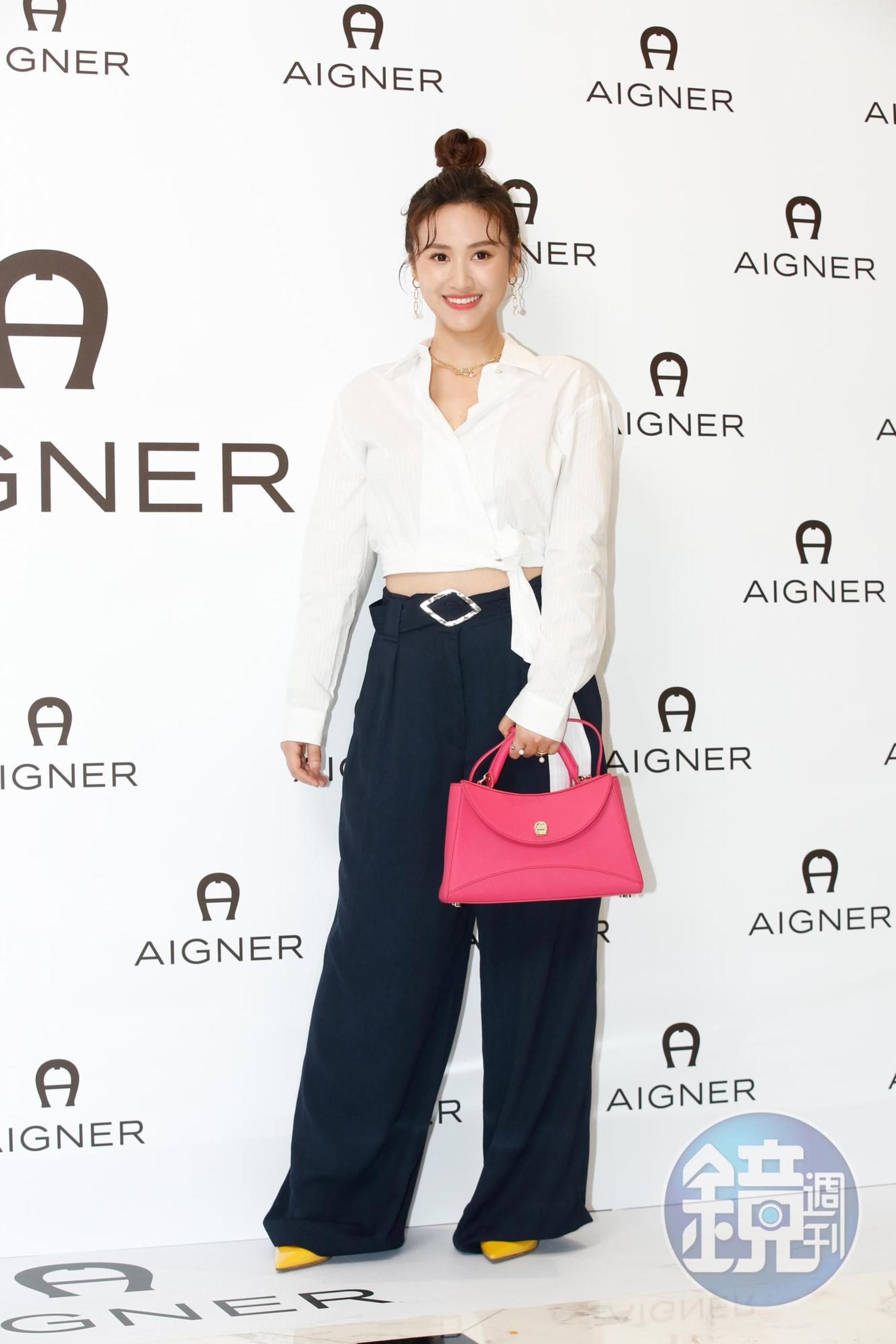 吳姍儒手拿AIGNER幽蘭粉ALONA款提包,NT$25,500。